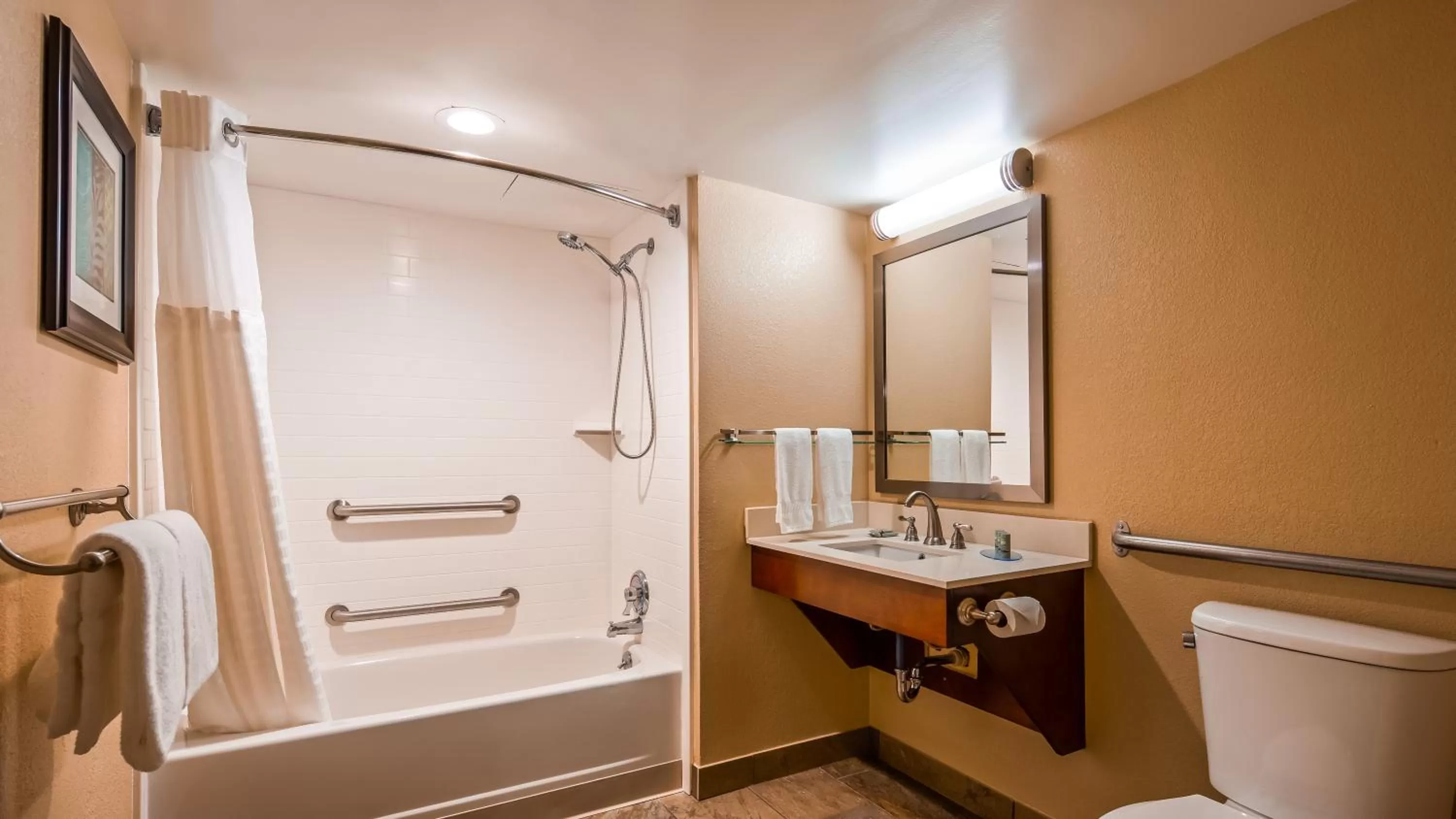 Queen Suite with Mobility Accessible Tub in Best Western Warren Hotel