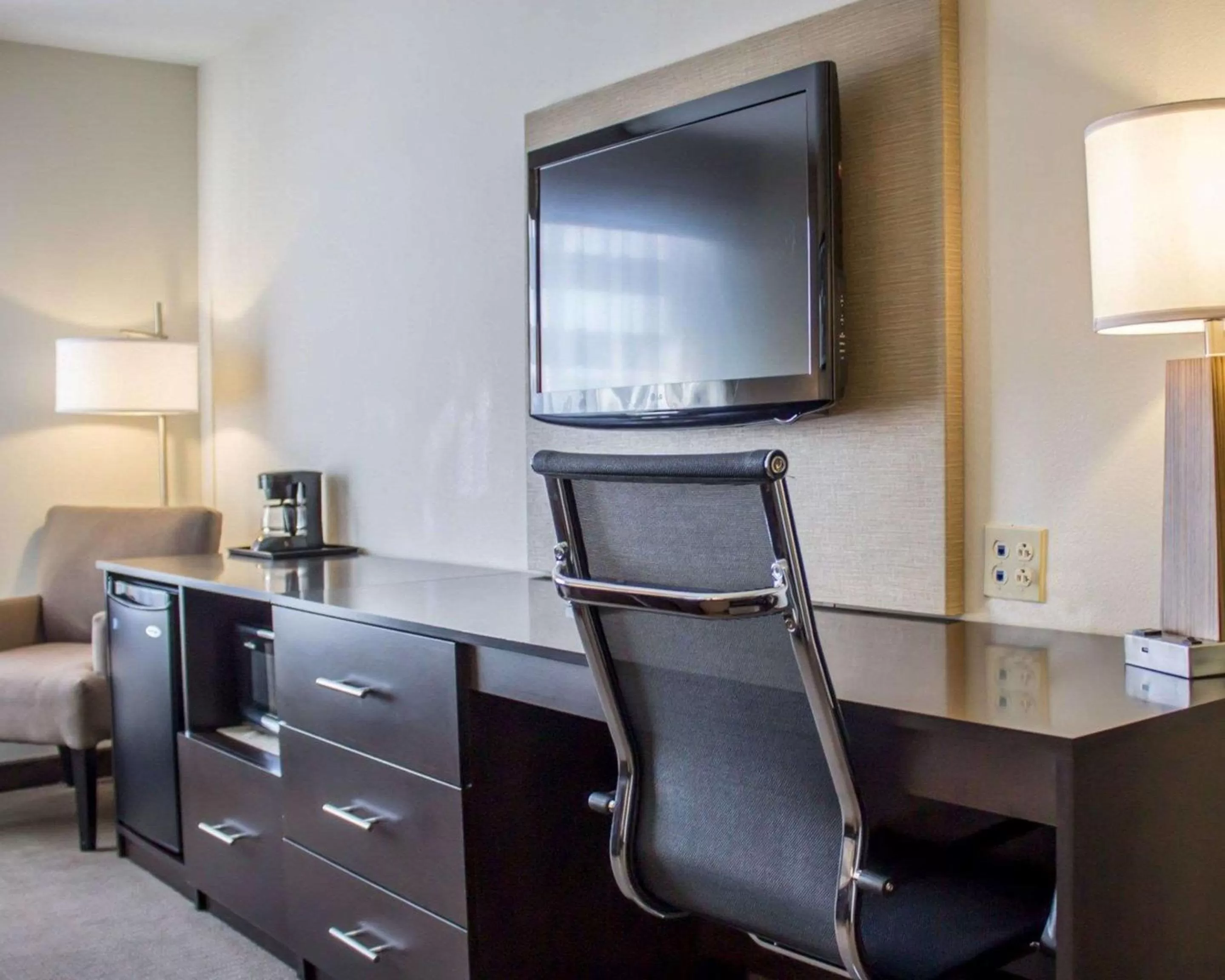 King Suite - Accessible/Non-Smoking in Sleep Inn & Suites Moundsville - Wheeling