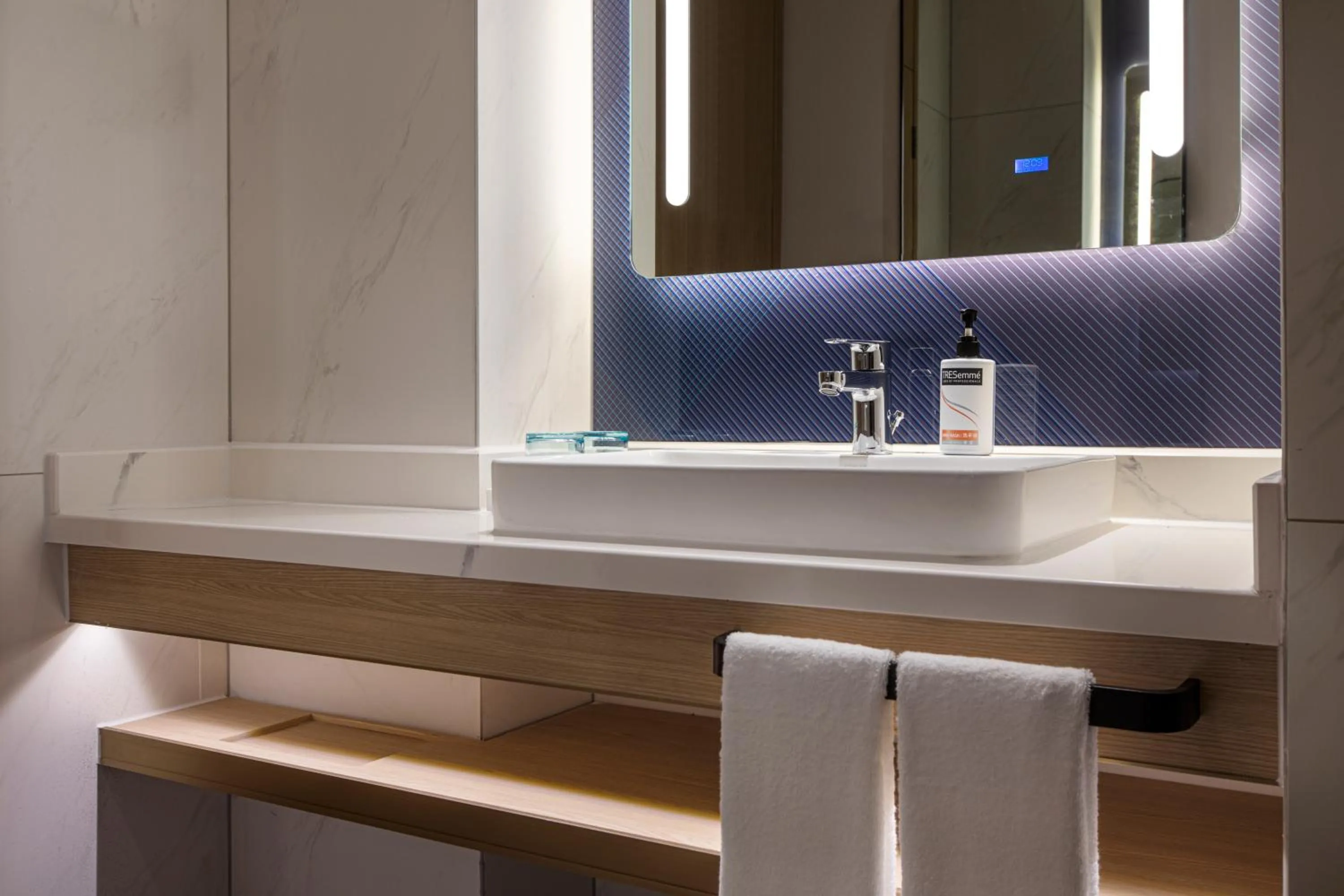 Standard Twin Room in Holiday Inn Express Beijing Yizhuang Center, an IHG Hotel