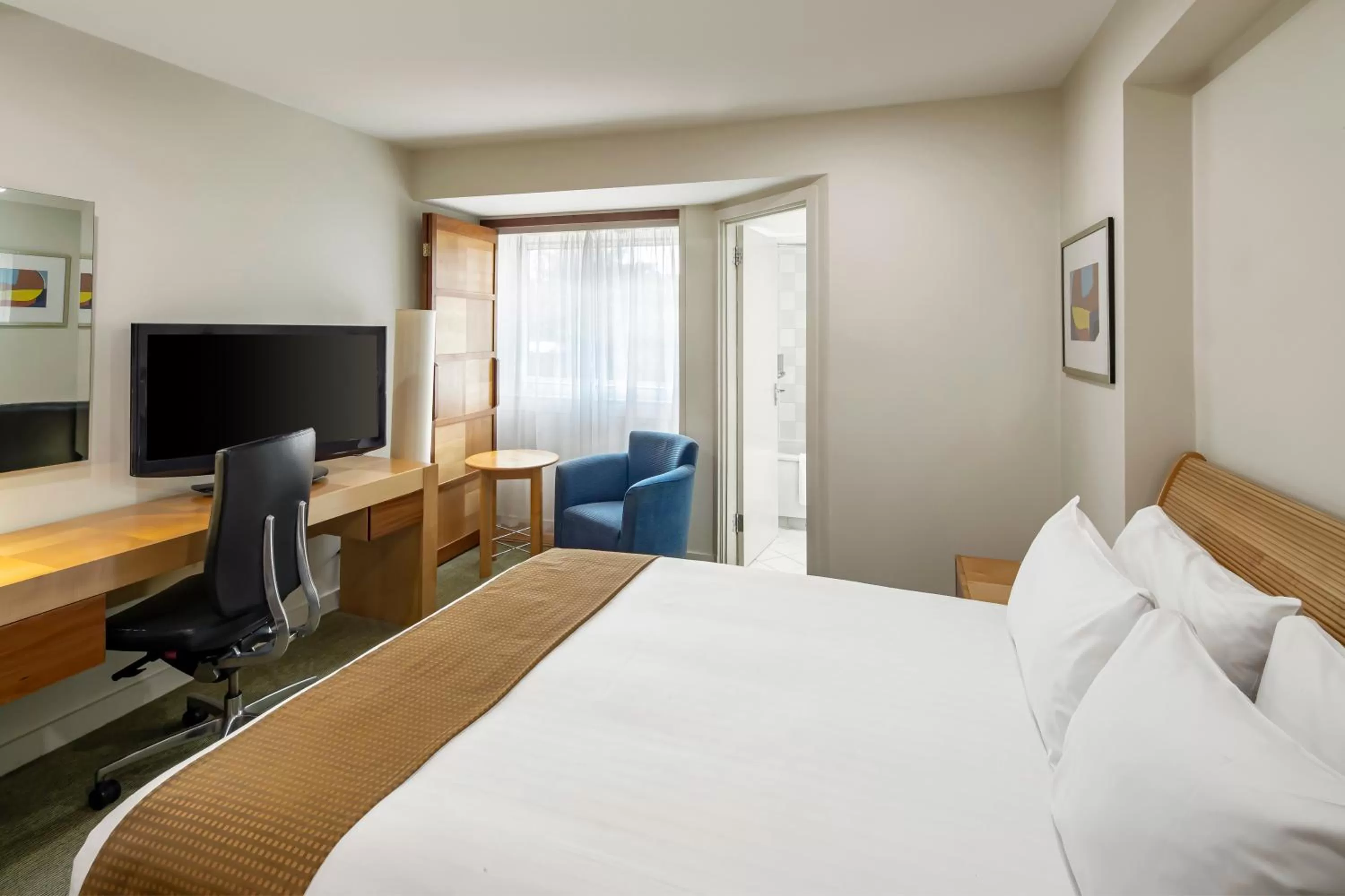 Standard Queen Room in Holiday Inn Basingstoke by IHG