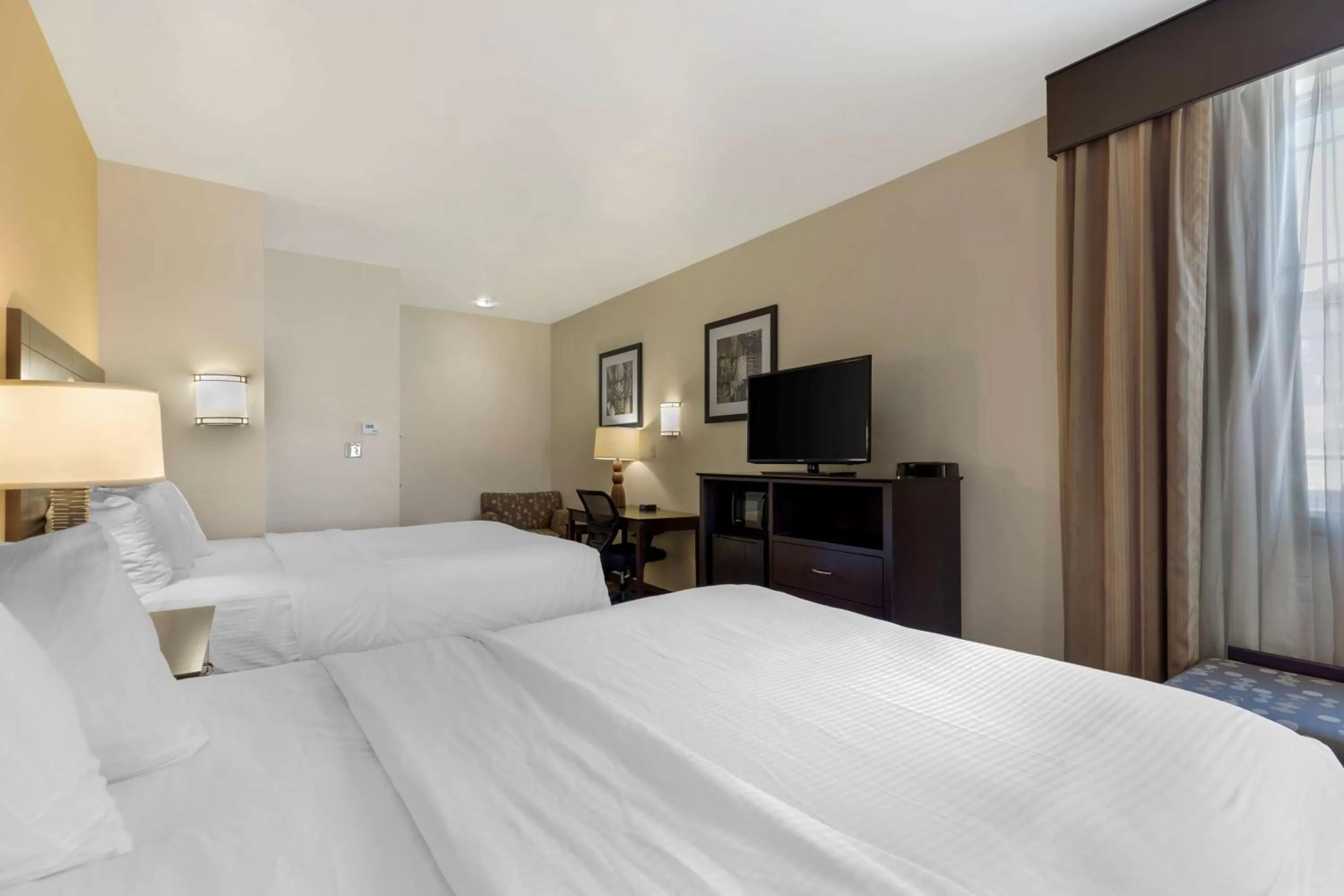 King Room with Roll in Shower - Mobility Accessible in Best Western Pioneer