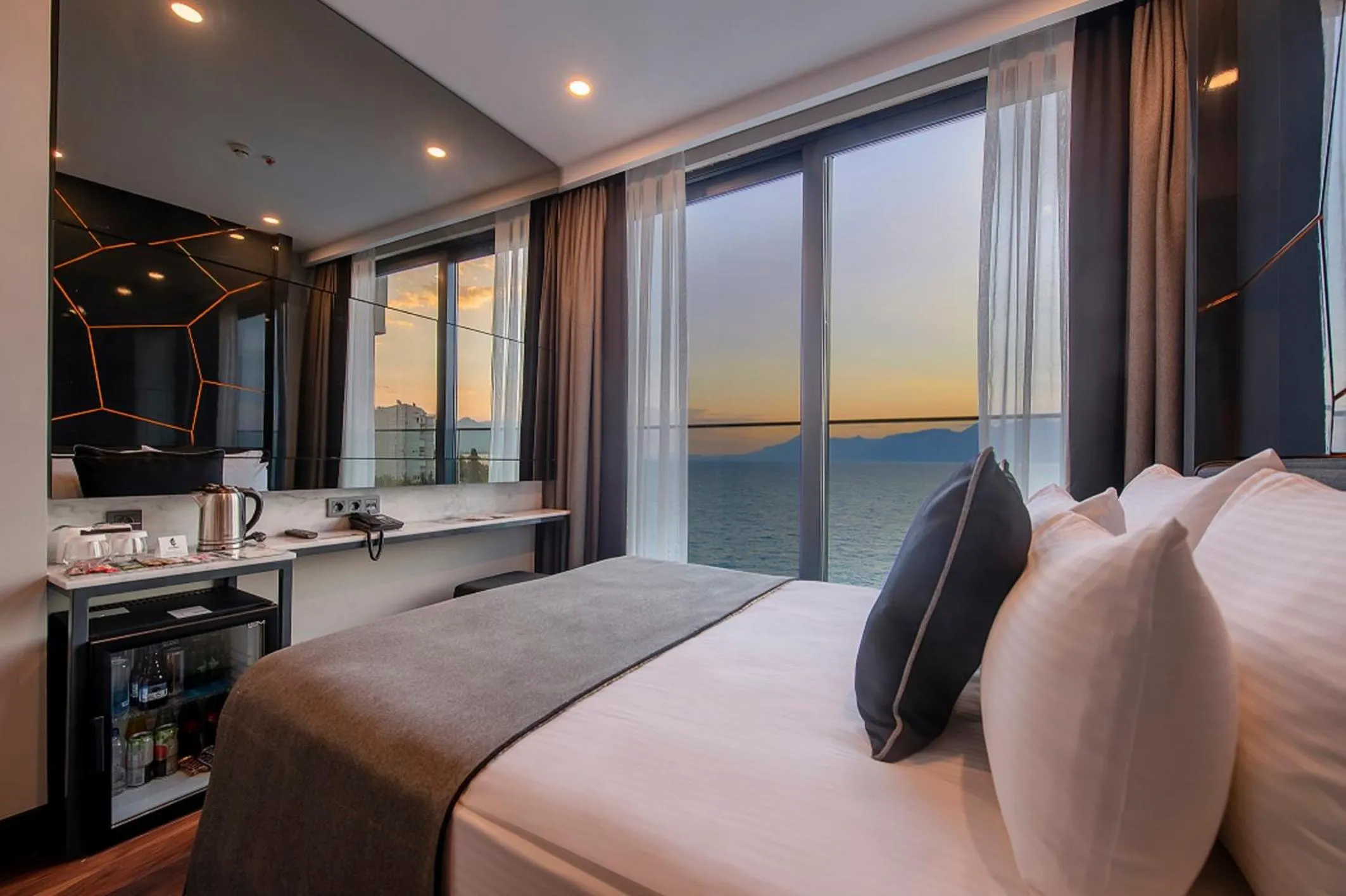 Sea view, Bed in Lucky Monkey Hotel
