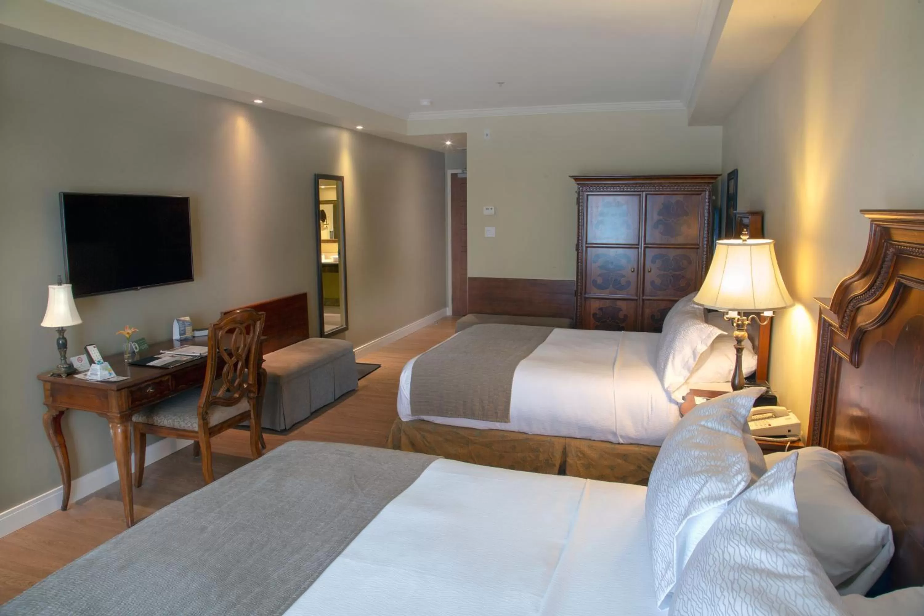 Deluxe King Room in Hotel Brossard