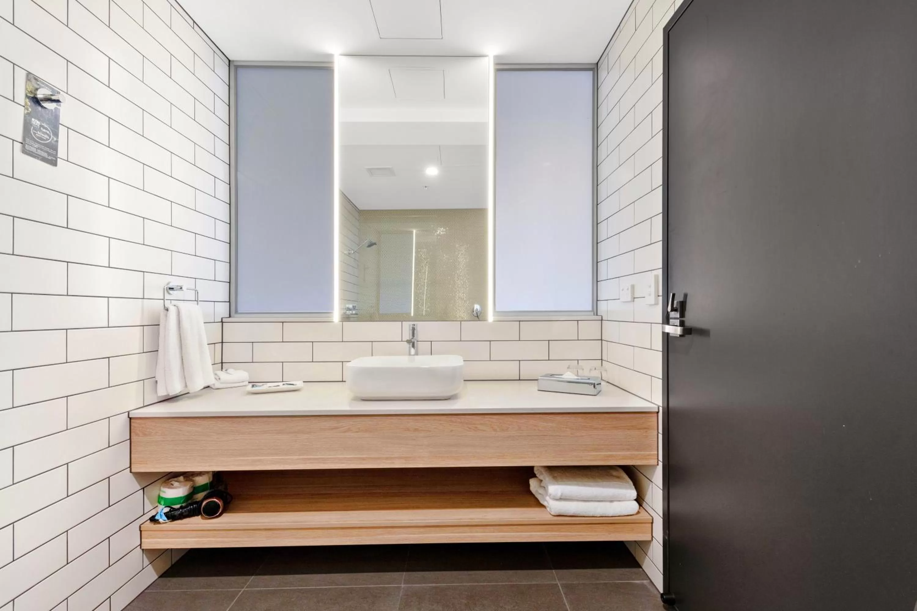 Privilege King Room with Lake View in Mercure Melbourne Caroline Springs