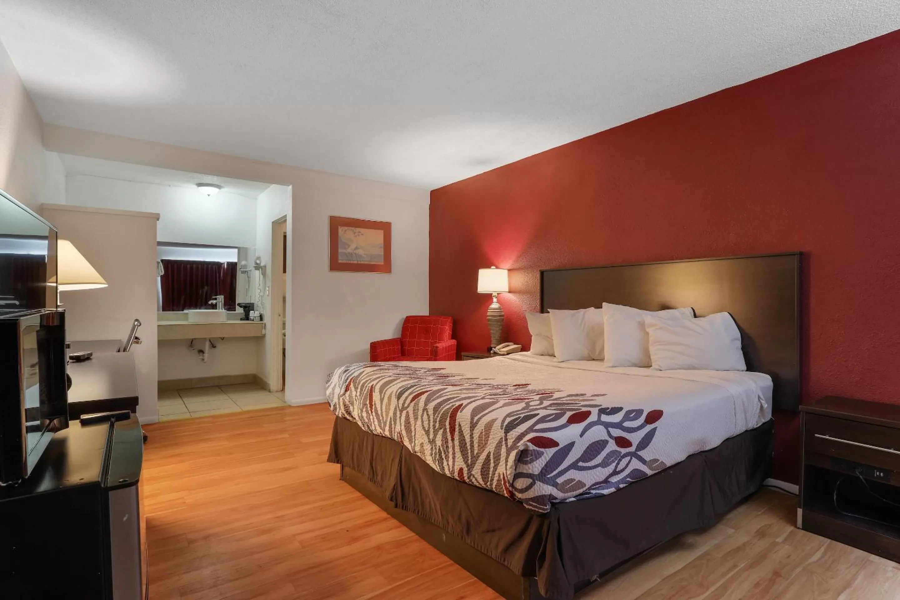 Suite with King Bed and Two Queen Beds Non-Smoking in Red Roof Inn Needles