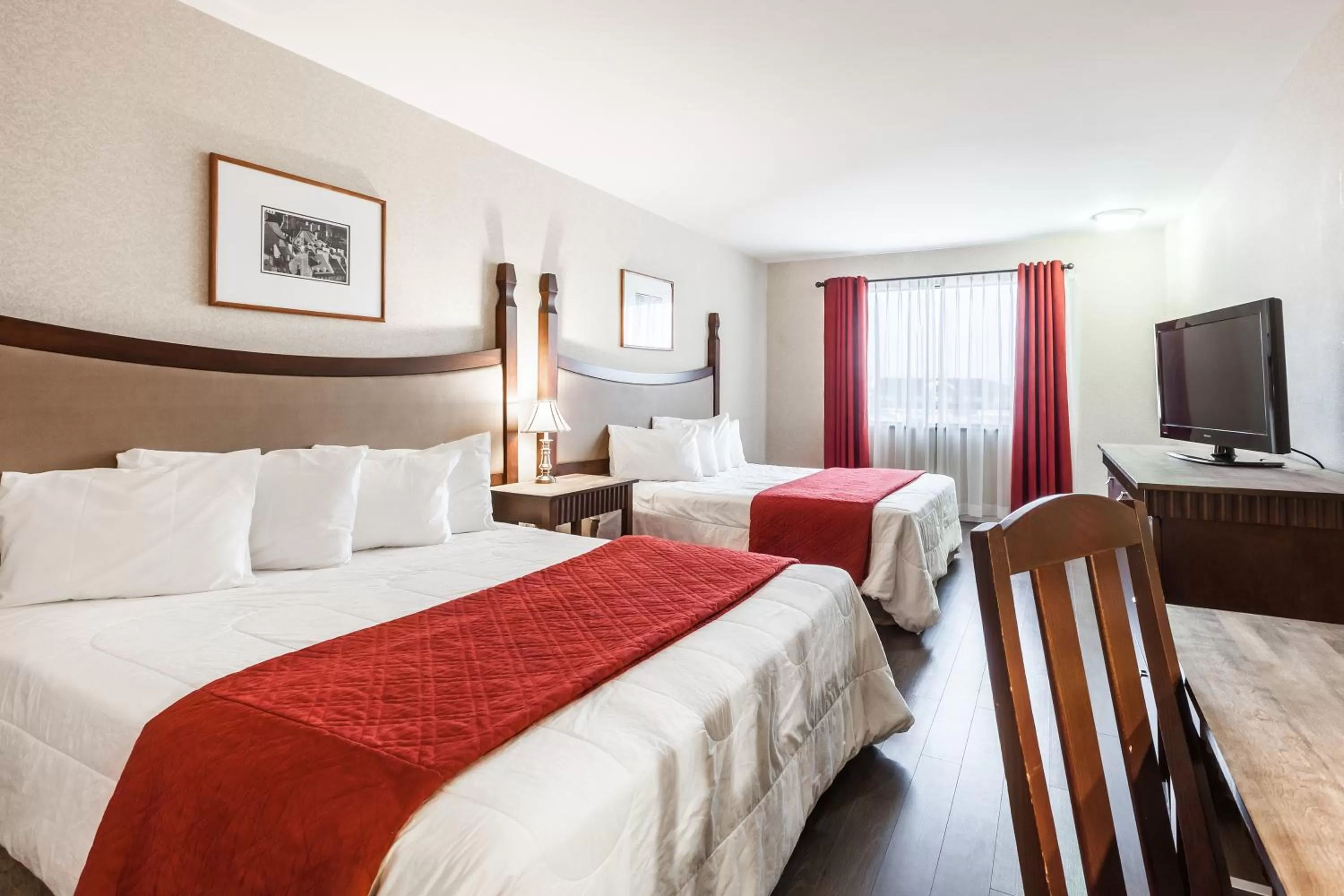 Classic Queen Room with Two Queen Beds in Hotel Ambassadeur et Suites