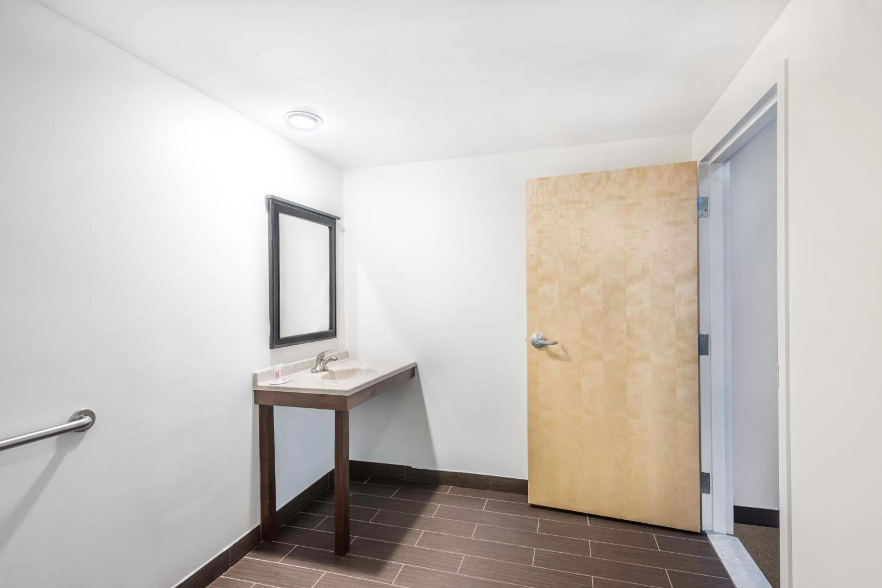 Superior Queen Room - Disability Access/Non-Smoking in Howard Johnson by Wyndham Quincy/ Boston