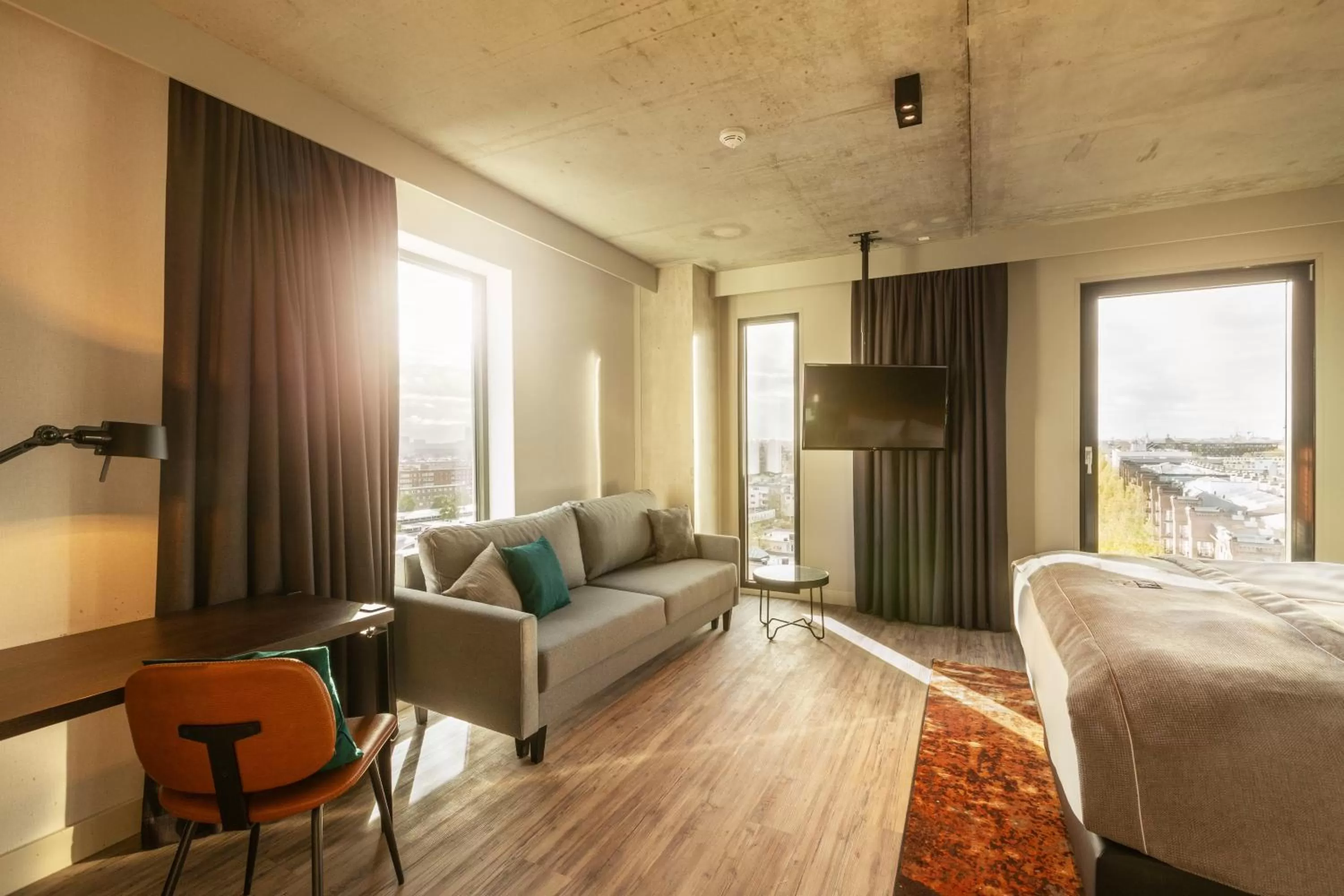 Premium Queen Room with sofa bed in Holiday Inn - the niu, Fender Amsterdam