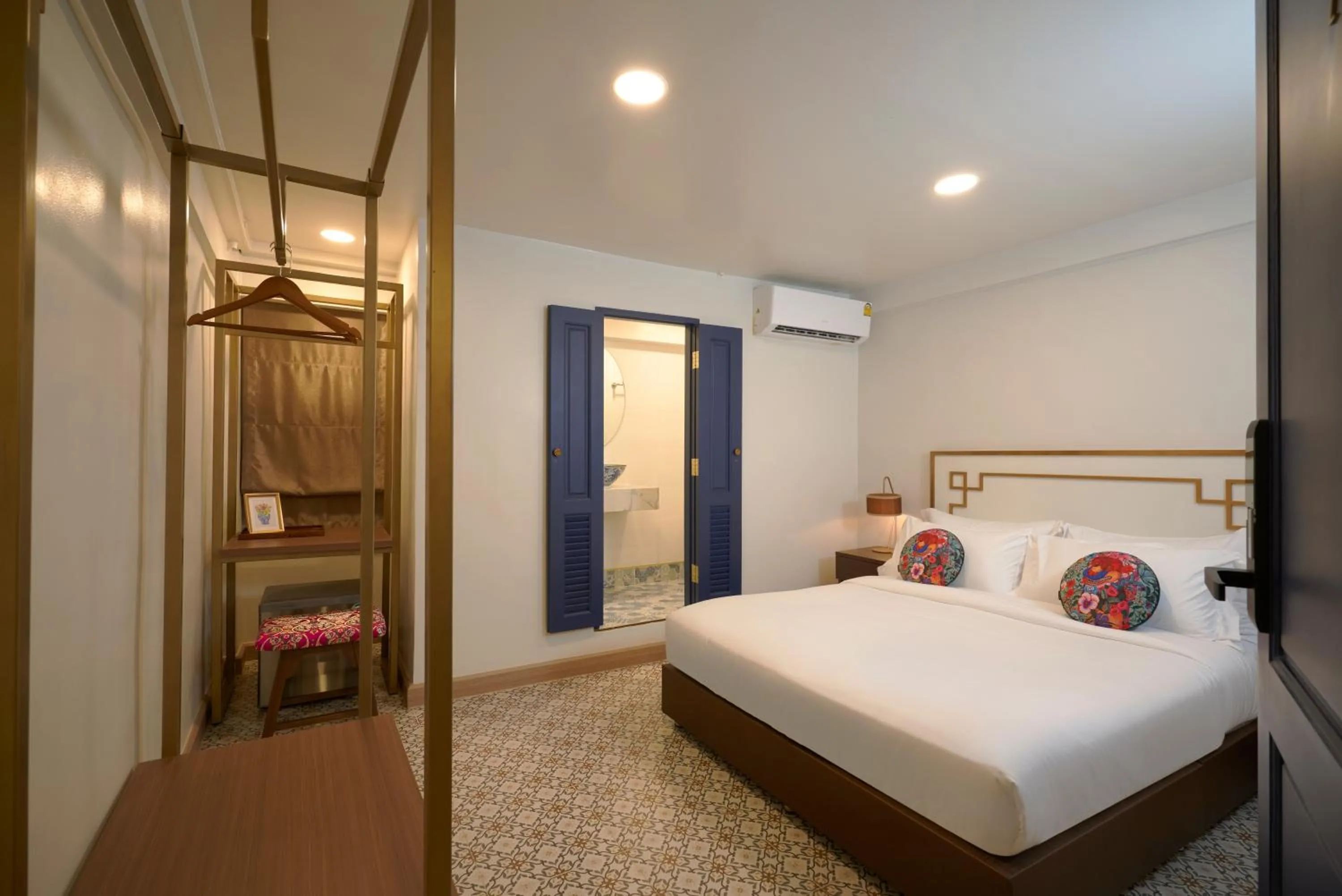 Standard Queen Room in Sweet's Escape