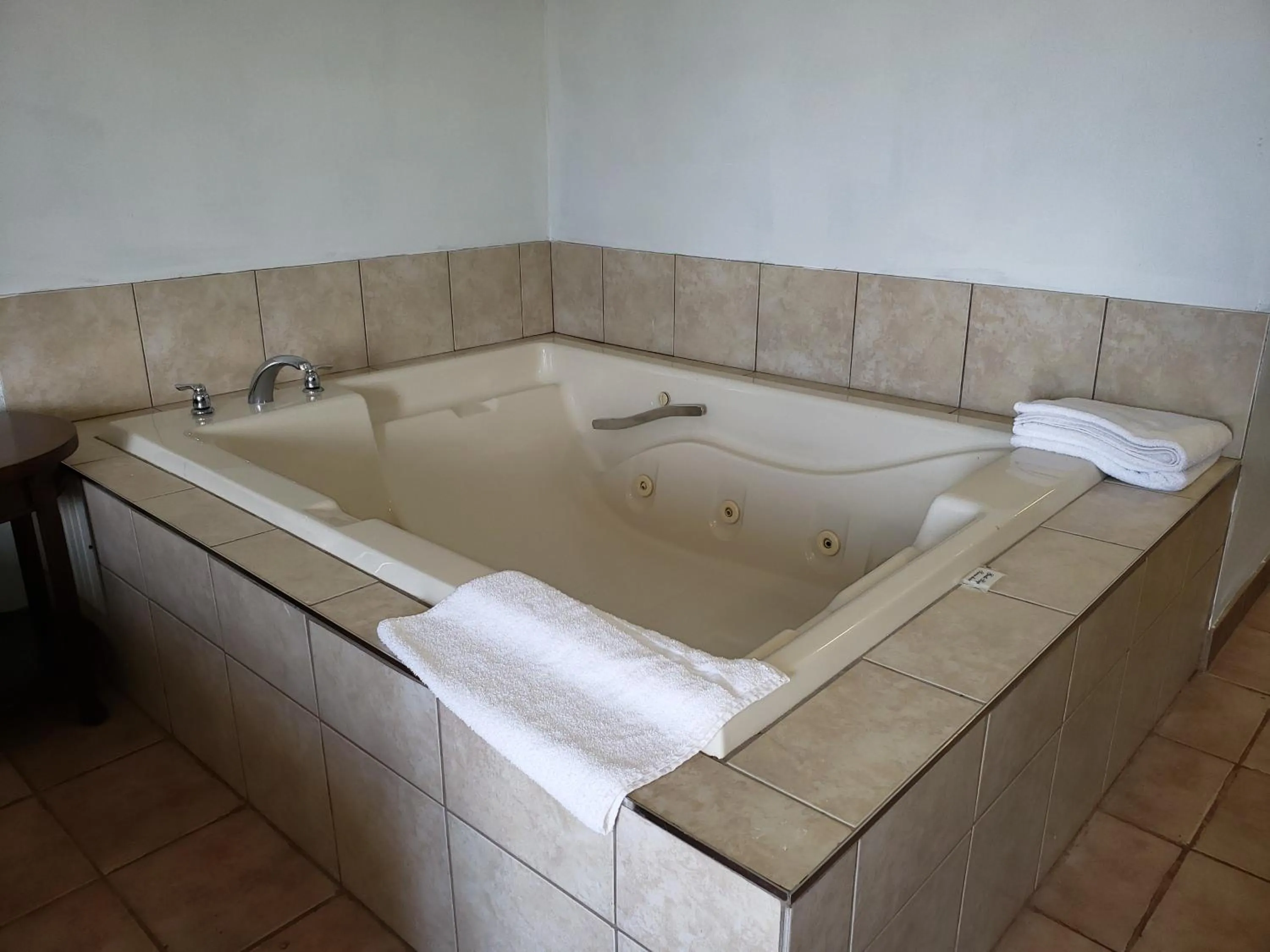 Suite with Hot Tub in Niagara Falls Courtside Inn