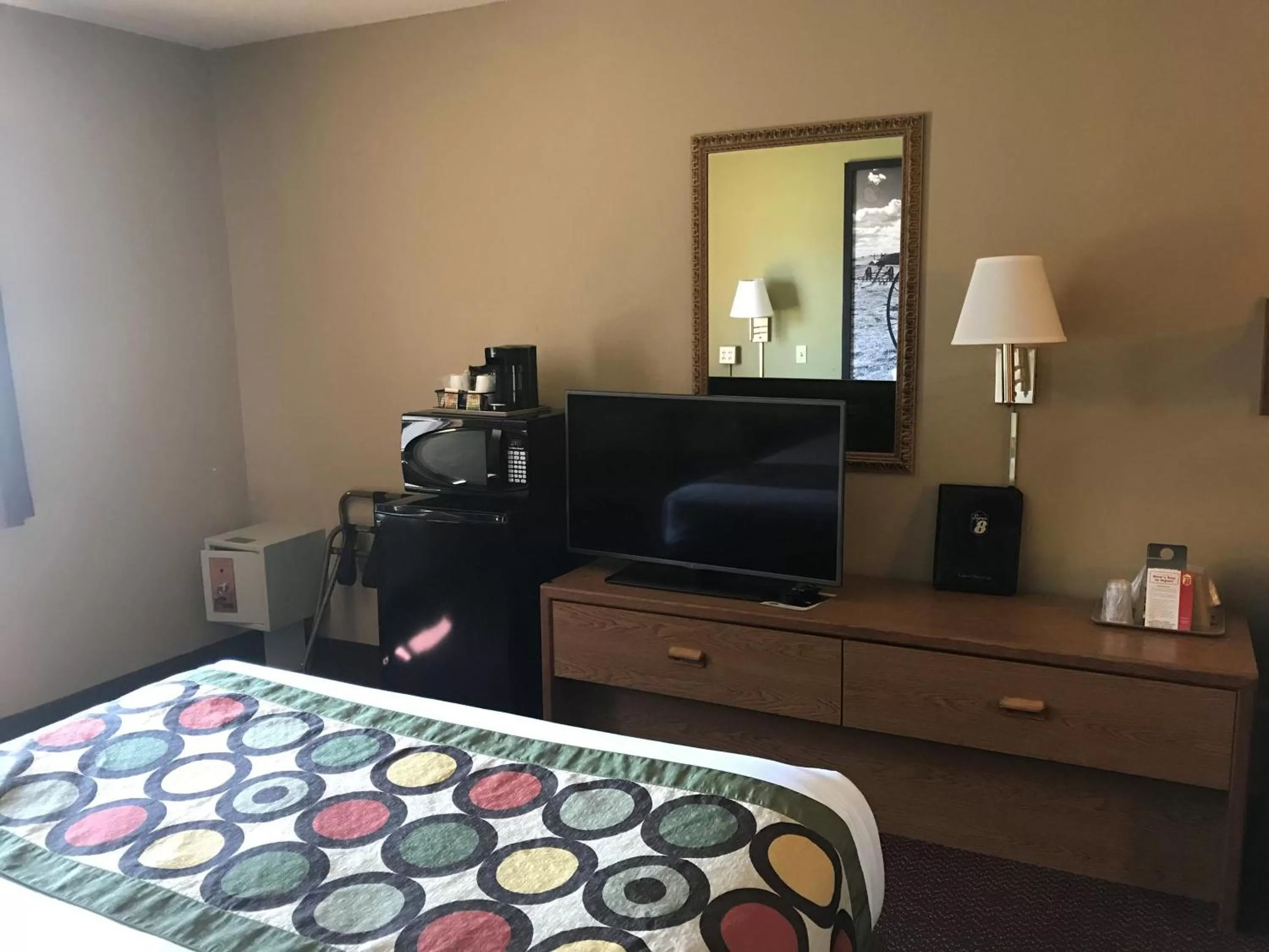 1 Queen Bed, Mobility Accessible Room, Bathtub w/ Grab Bars, Non-Smoking in Super 8 by Wyndham Aberdeen East