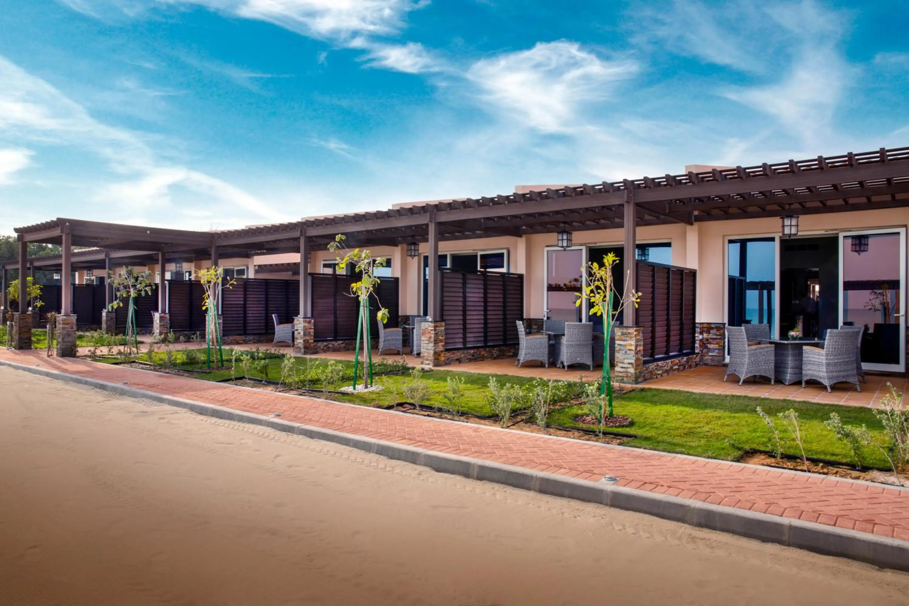 Beachside chalet double room with two beds, garden, private terrace and parking in Danat Jebel Dhanna Resort