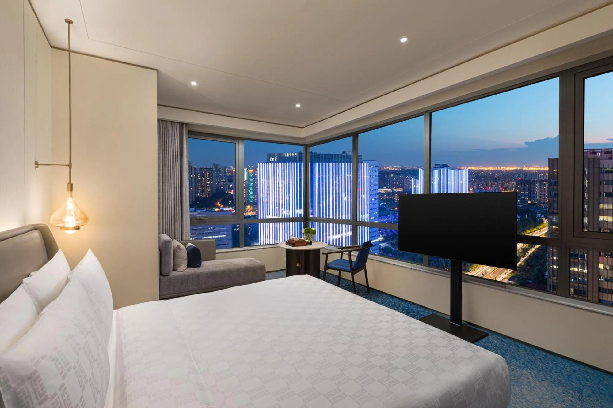 Standard King Room with City View in HUALUXE Shanghai Changfeng Park by IHG