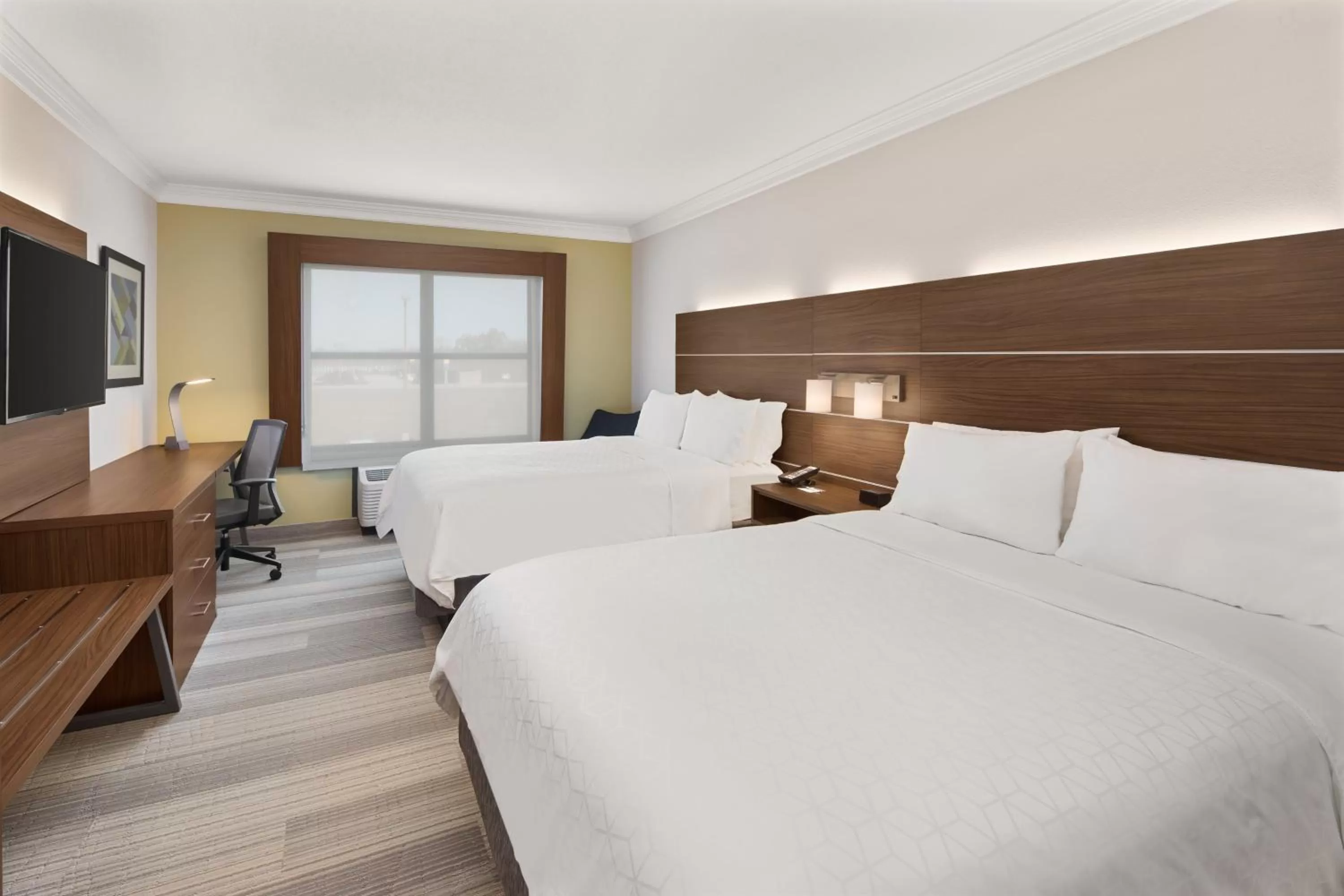 Standard Queen Room with Two Queen Beds and Mobility Accessible Tub in Holiday Inn Express Hotel & Suites Byron by IHG