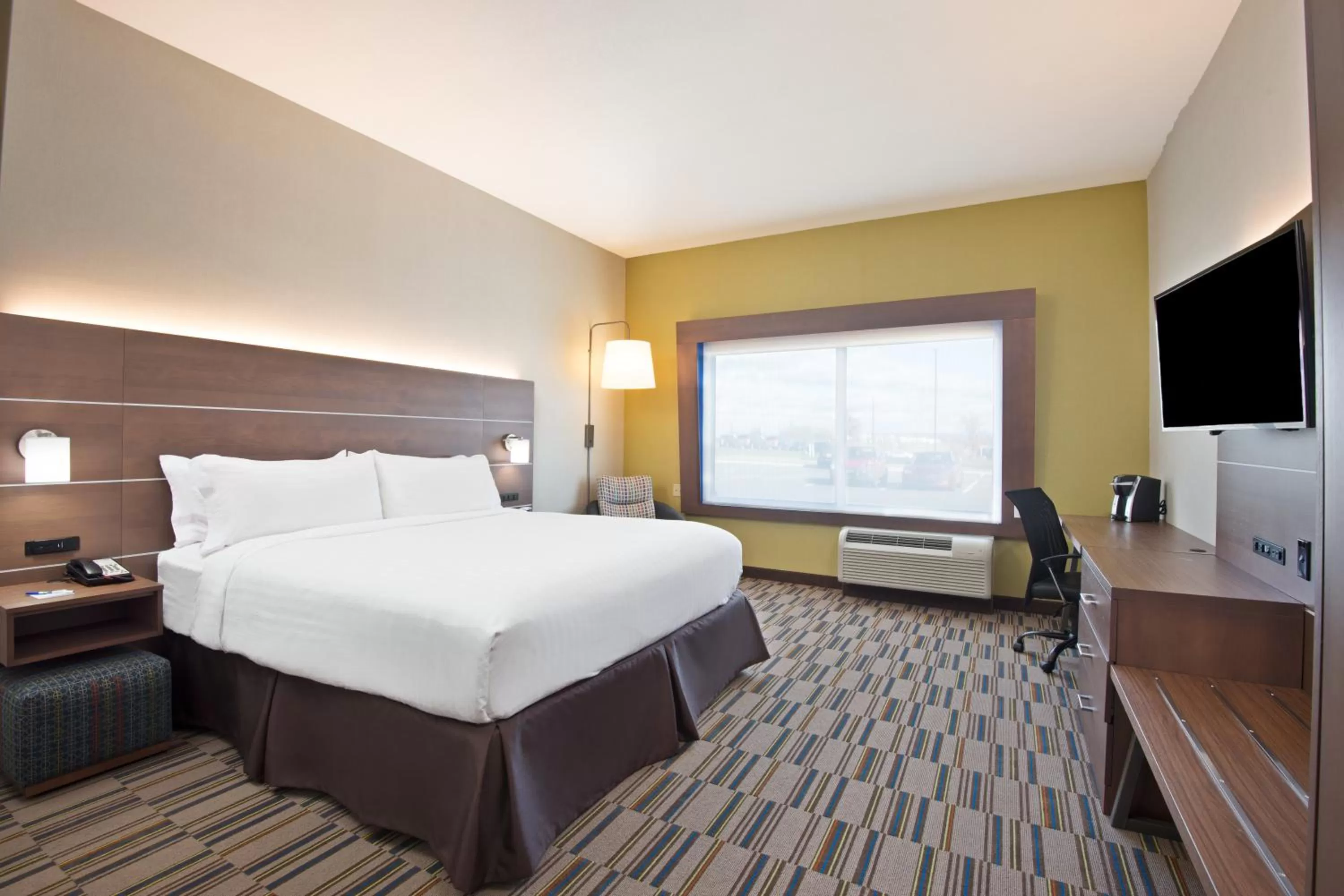 Standard King Room with Accessible Tub - Mobility Access in Holiday Inn Express & Suites Uniontown by IHG