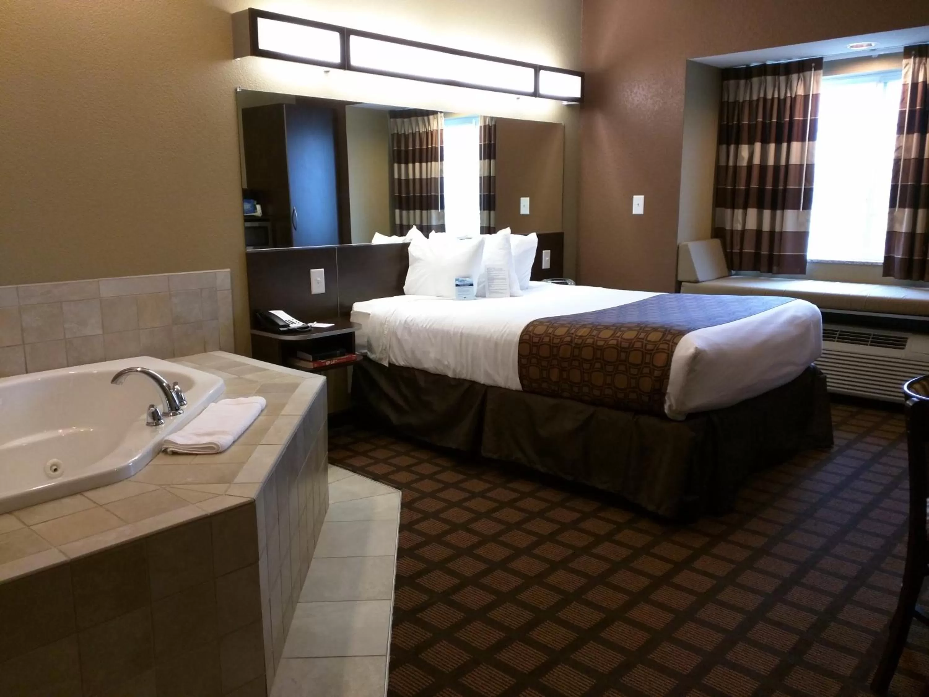 Deluxe Queen Room with Hot Tub - Non-Smoking in Microtel Inn & Suites by Wyndham Minot