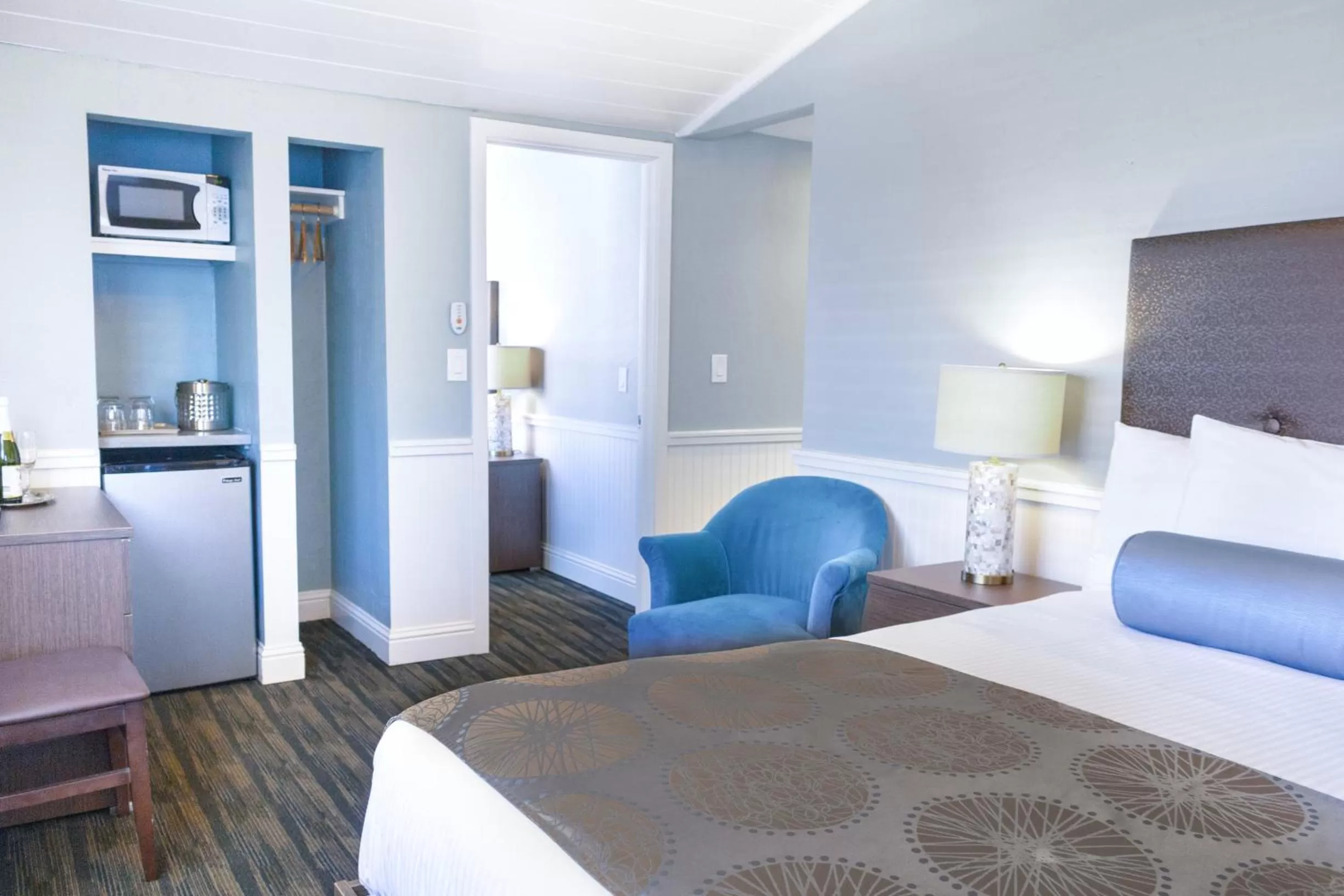 Blue Whale Room (11), Family Double - No Pets in Ocean Echo Inn & Beach Cottages