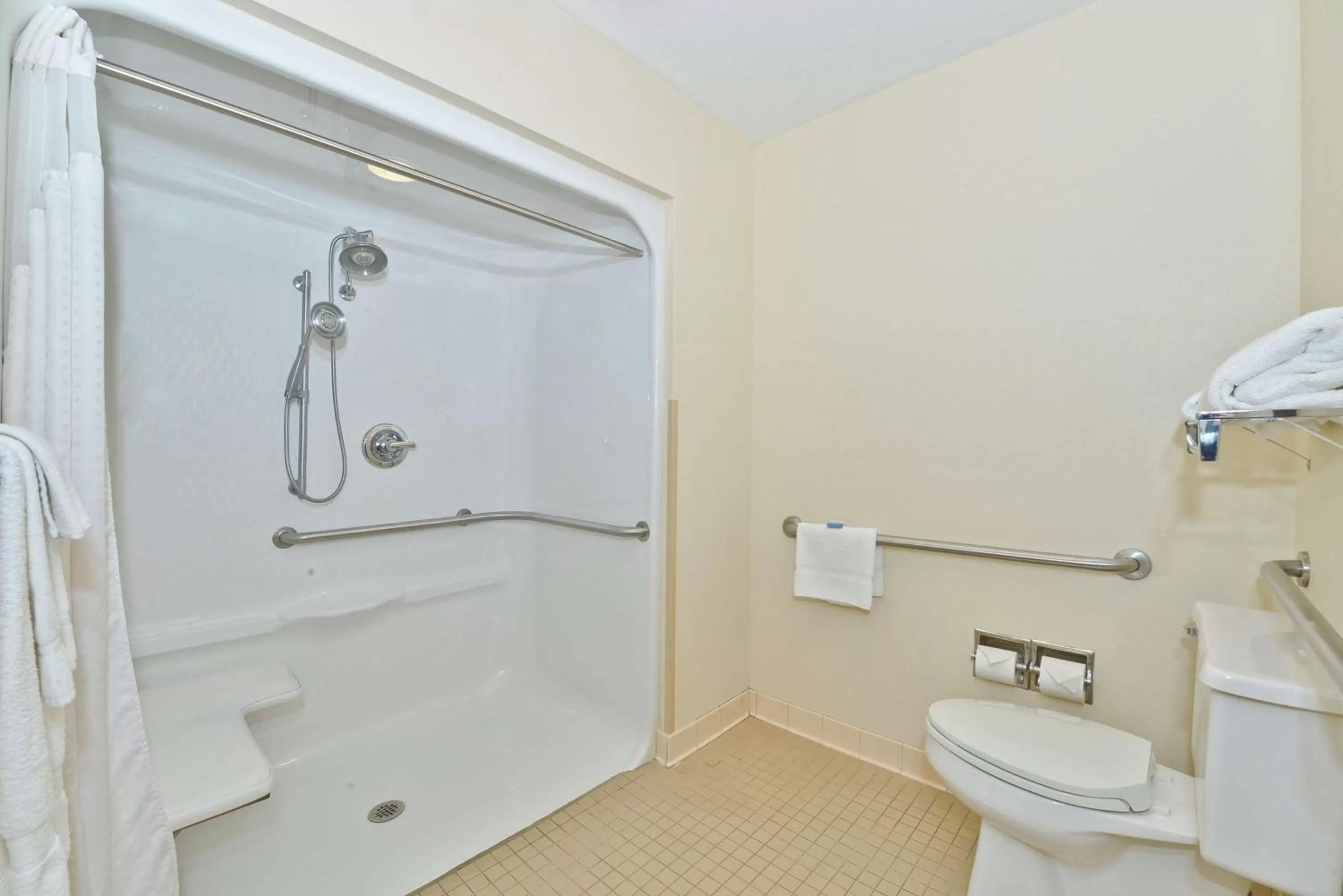 Queen Room with Roll-In Shower - Mobility Access in Best Western Marion Hotel