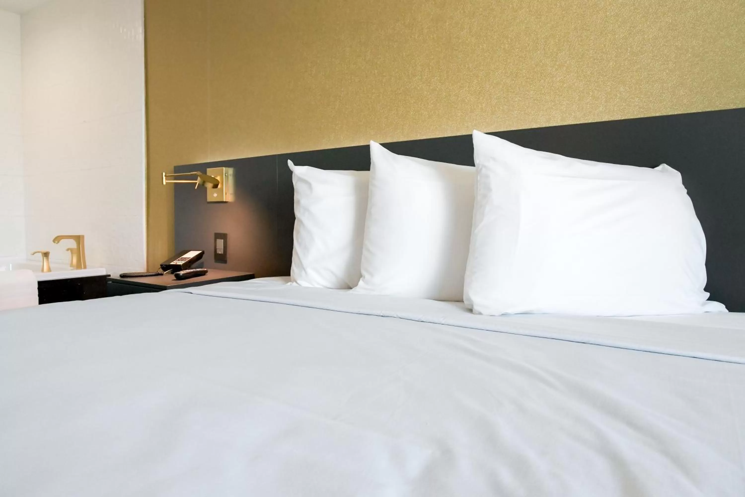 Deluxe King Suite in Glen Capri Inn and Suites - Burbank Universal