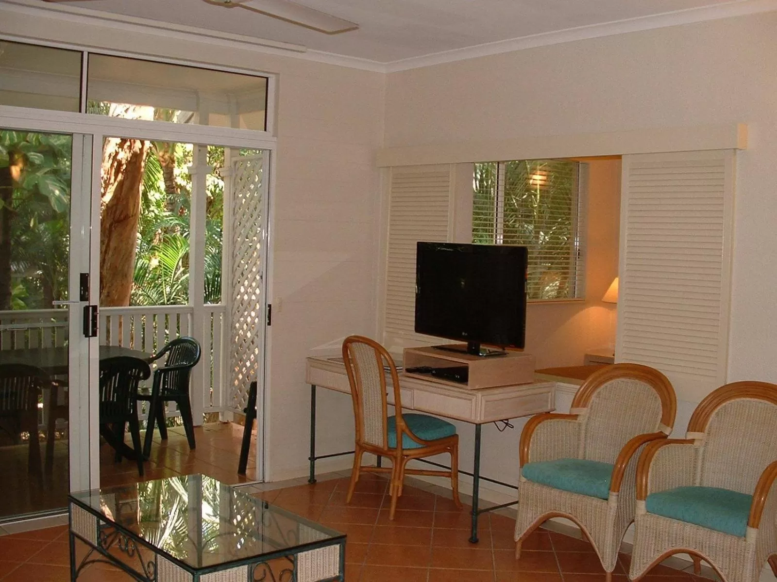 Two-Bedroom Apartment in Palm Cove Tropic Apartments