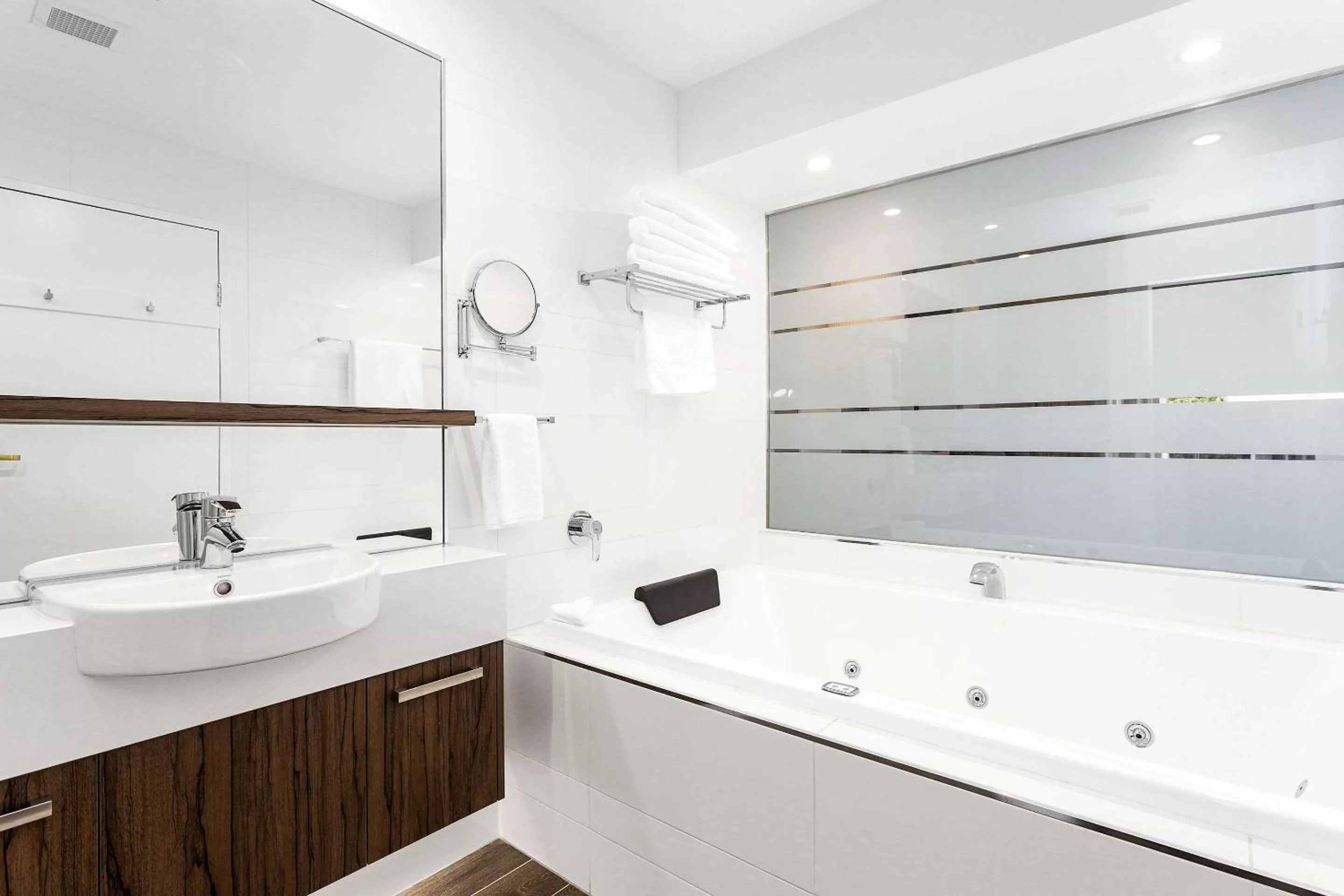 Queen Room with Whirlpool - Non Smoking/Interior Hall in Quality Hotel Taylors Lakes