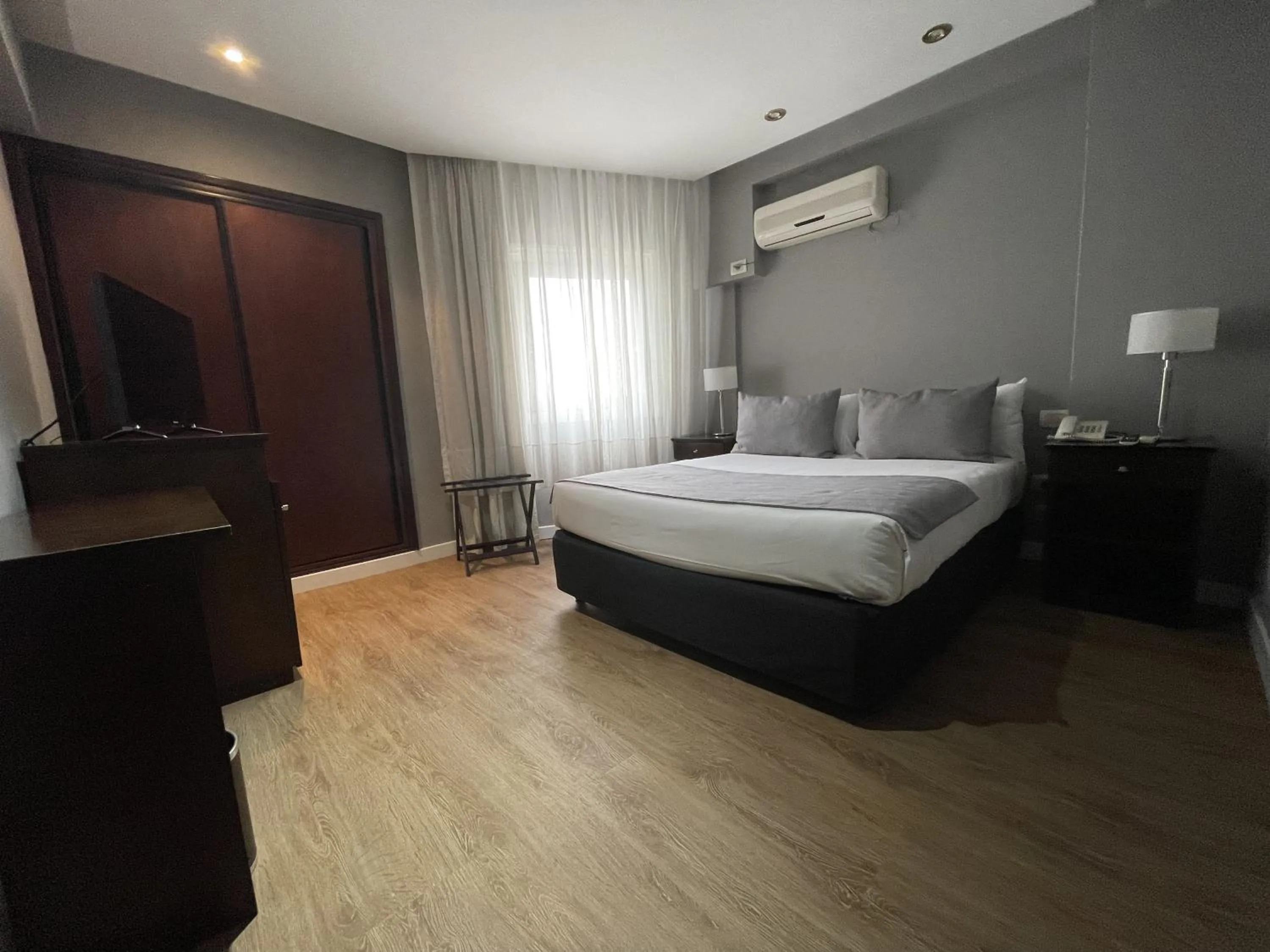 Budget Double Room in Hotel 8 de Octubre
