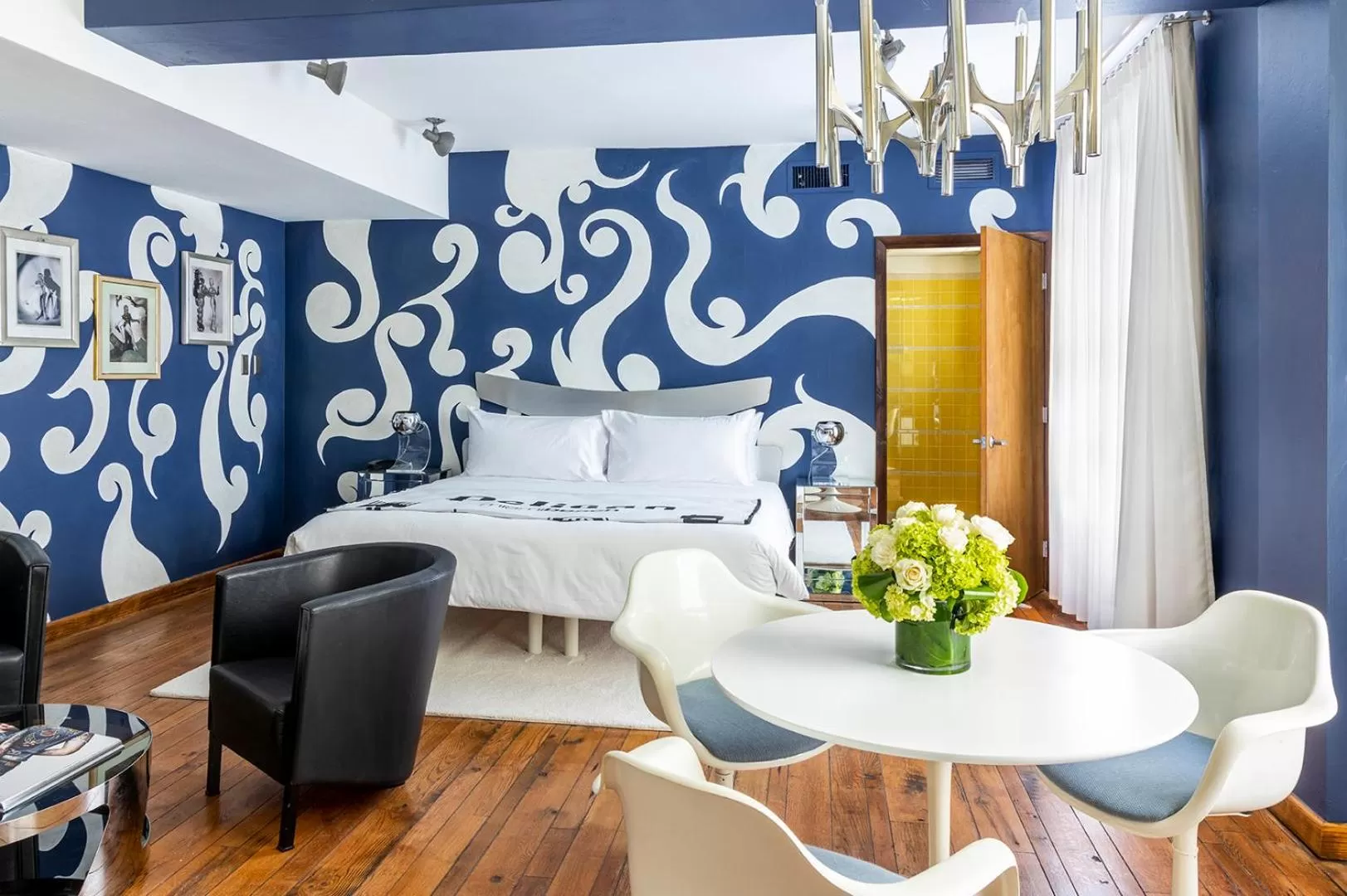 Deluxe Suite in Pelican Hotel