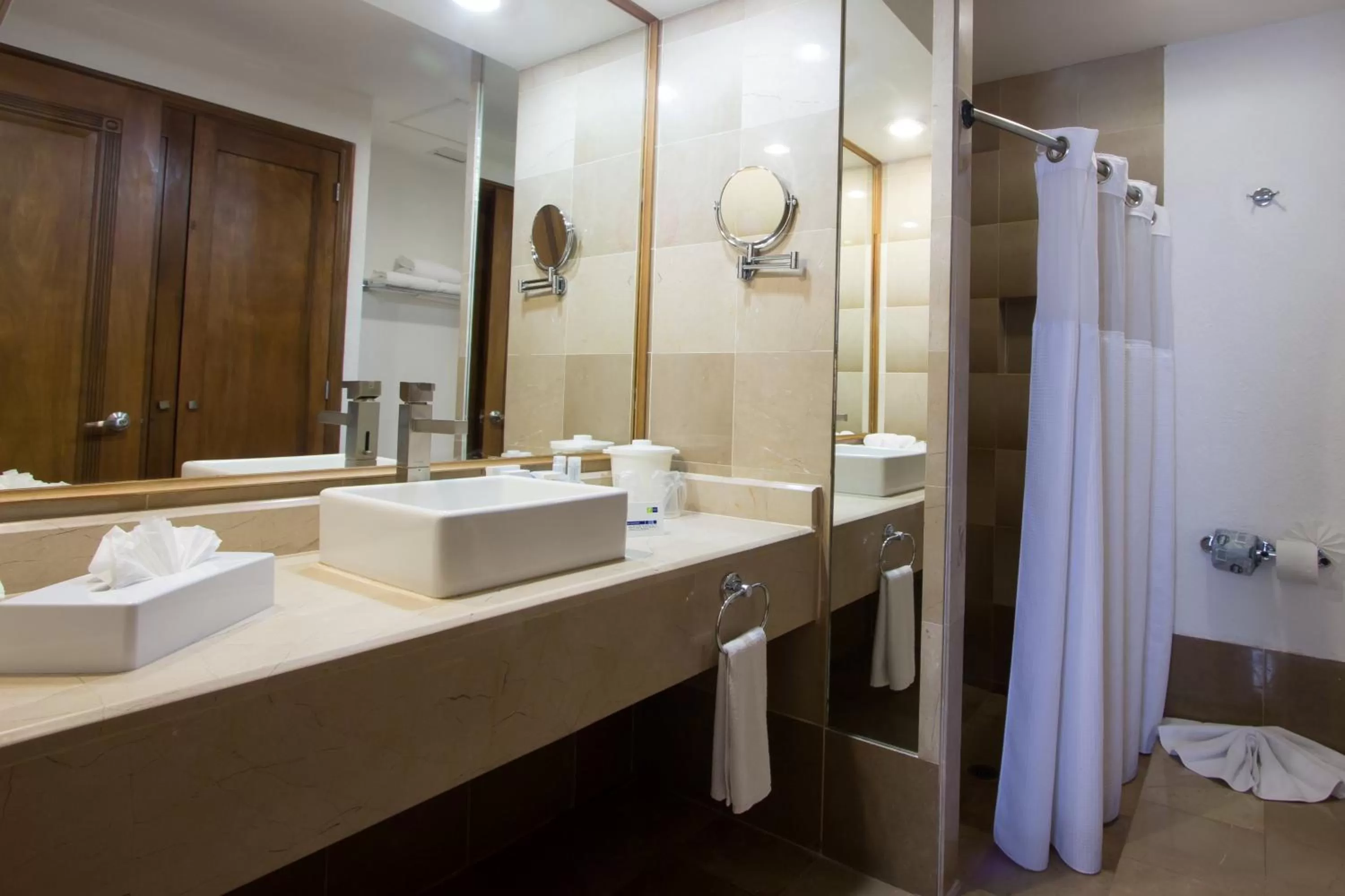 King Room - Disability Access/Non-Smoking in Holiday Inn Express Nuevo Laredo by IHG