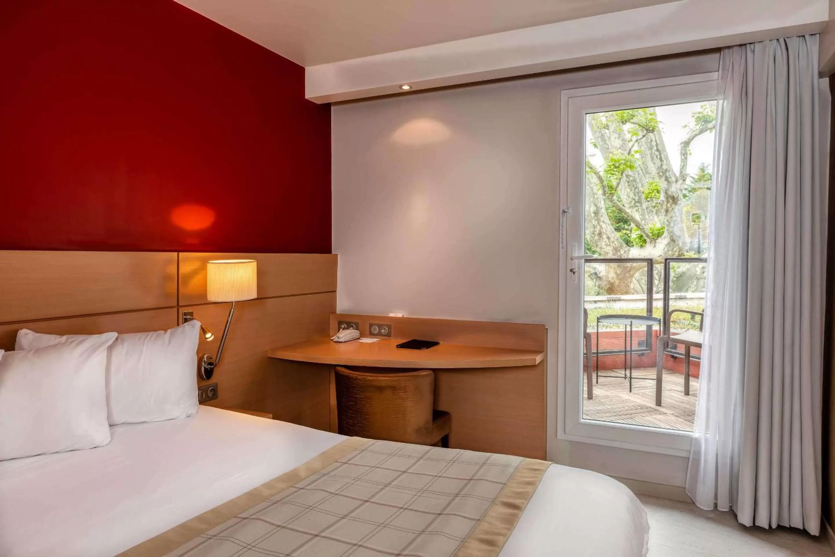 Superior Room King size Bed with Balcony in Best Western Plus Le Lavarin