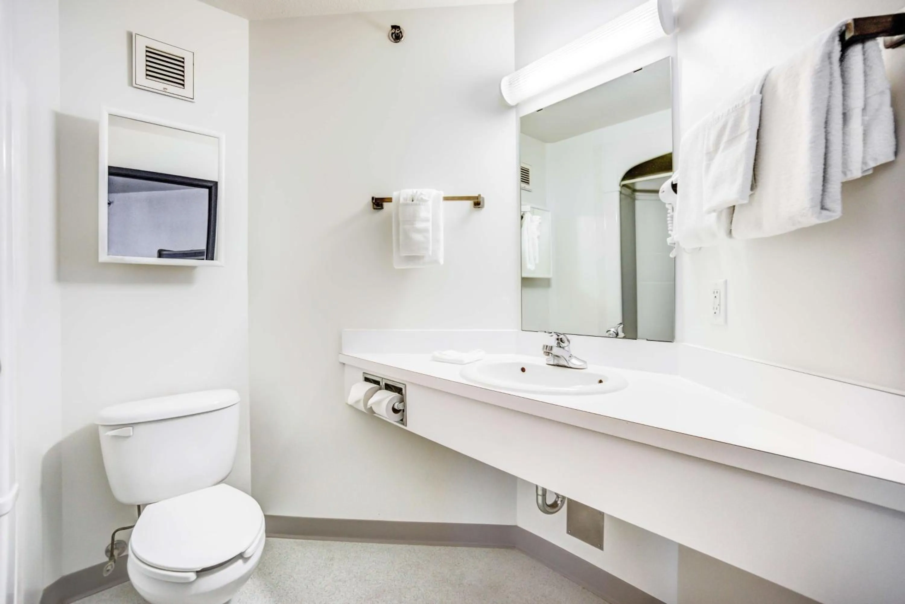 Deluxe Quadruple Room - Non-Smoking in Motel 6-Red Deer, AB