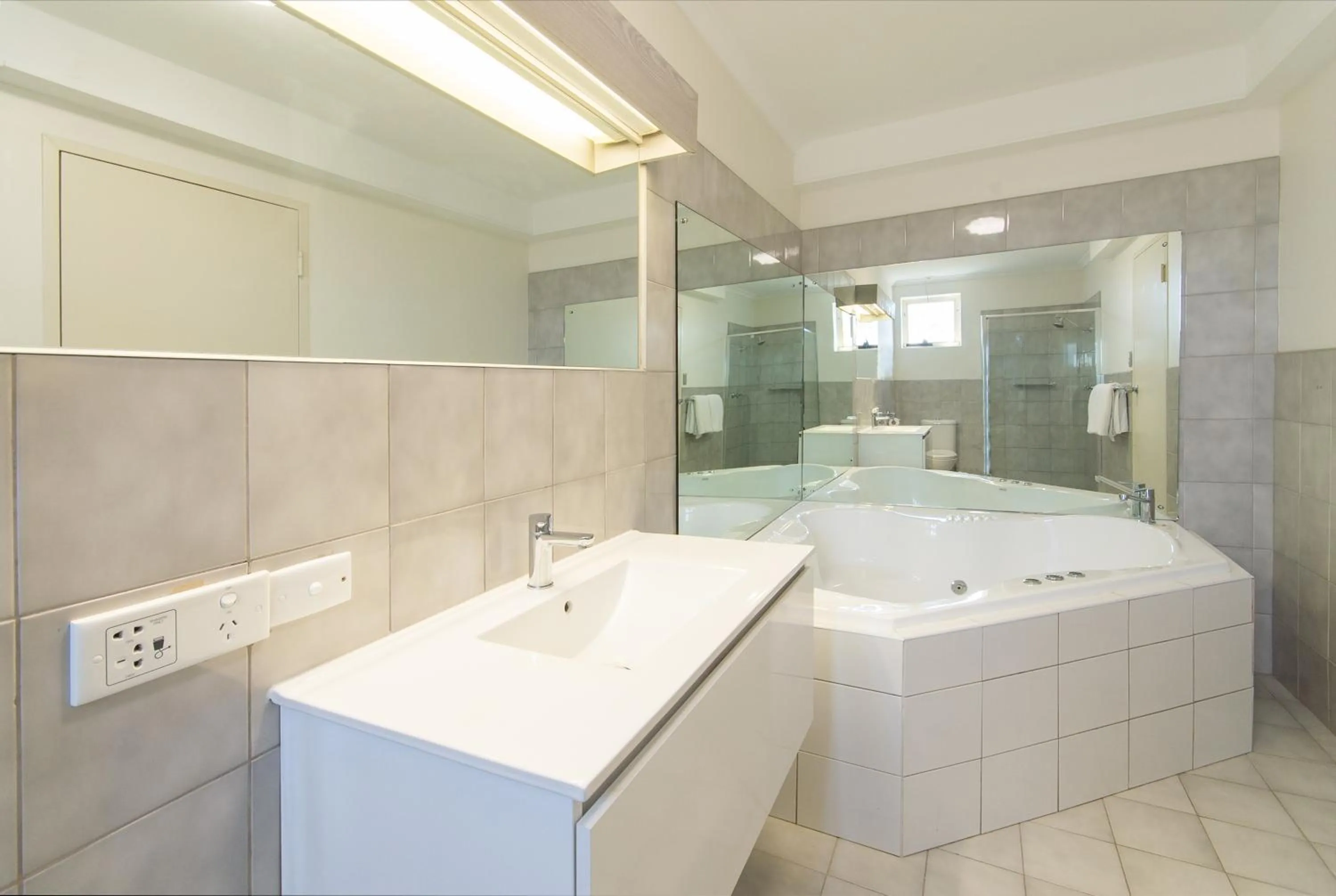 Family Suite with Spa Bath in Adelaide Royal Coach