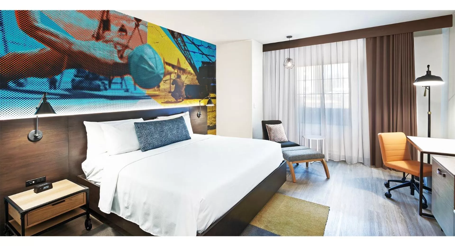 Standard King Room in Hotel Indigo Tulsa DWTN/Entertainment Area