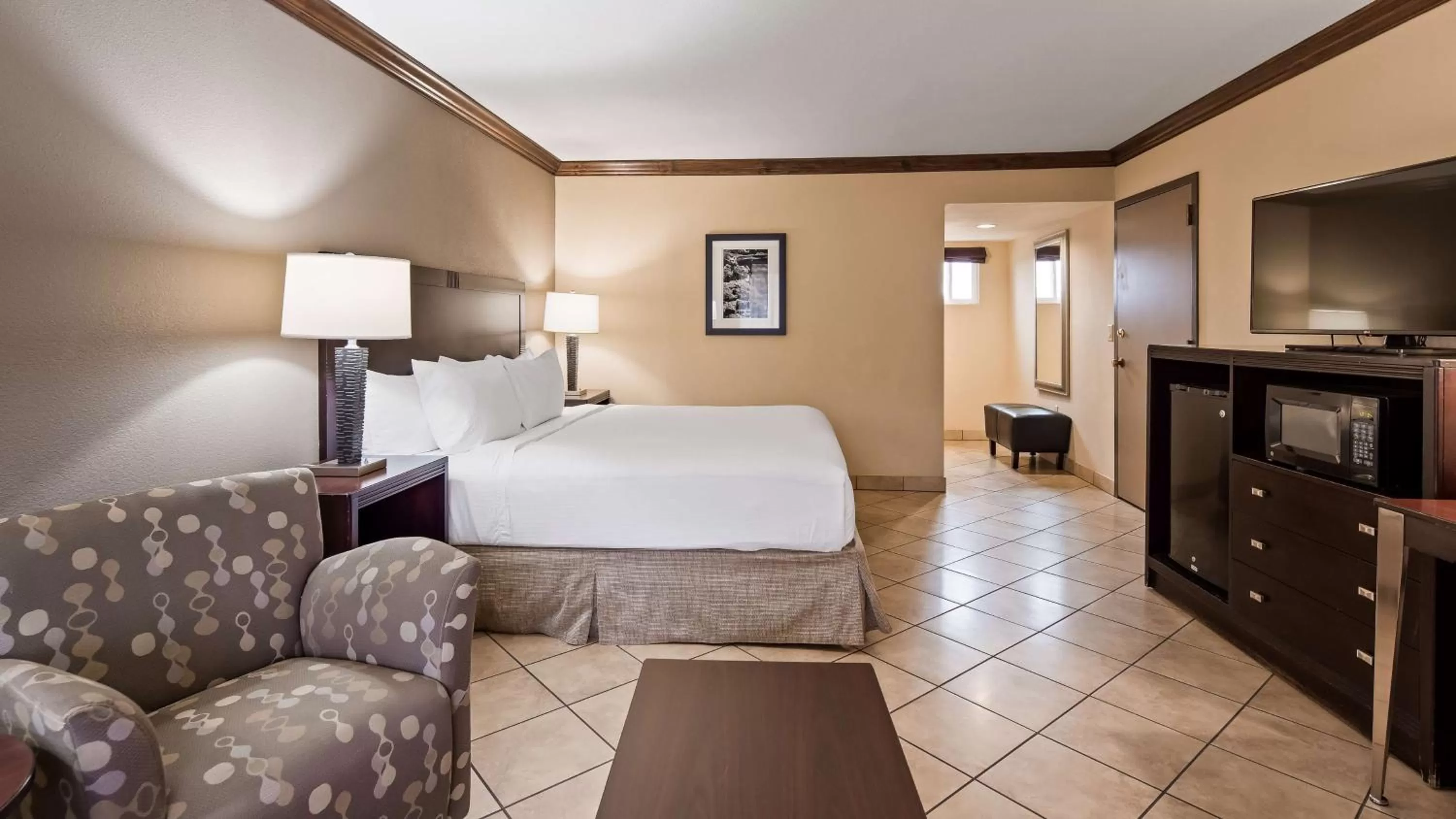 King Room with Bathtub - Disability Access - Pet Friendly  in Best Western Plus Raton Hotel