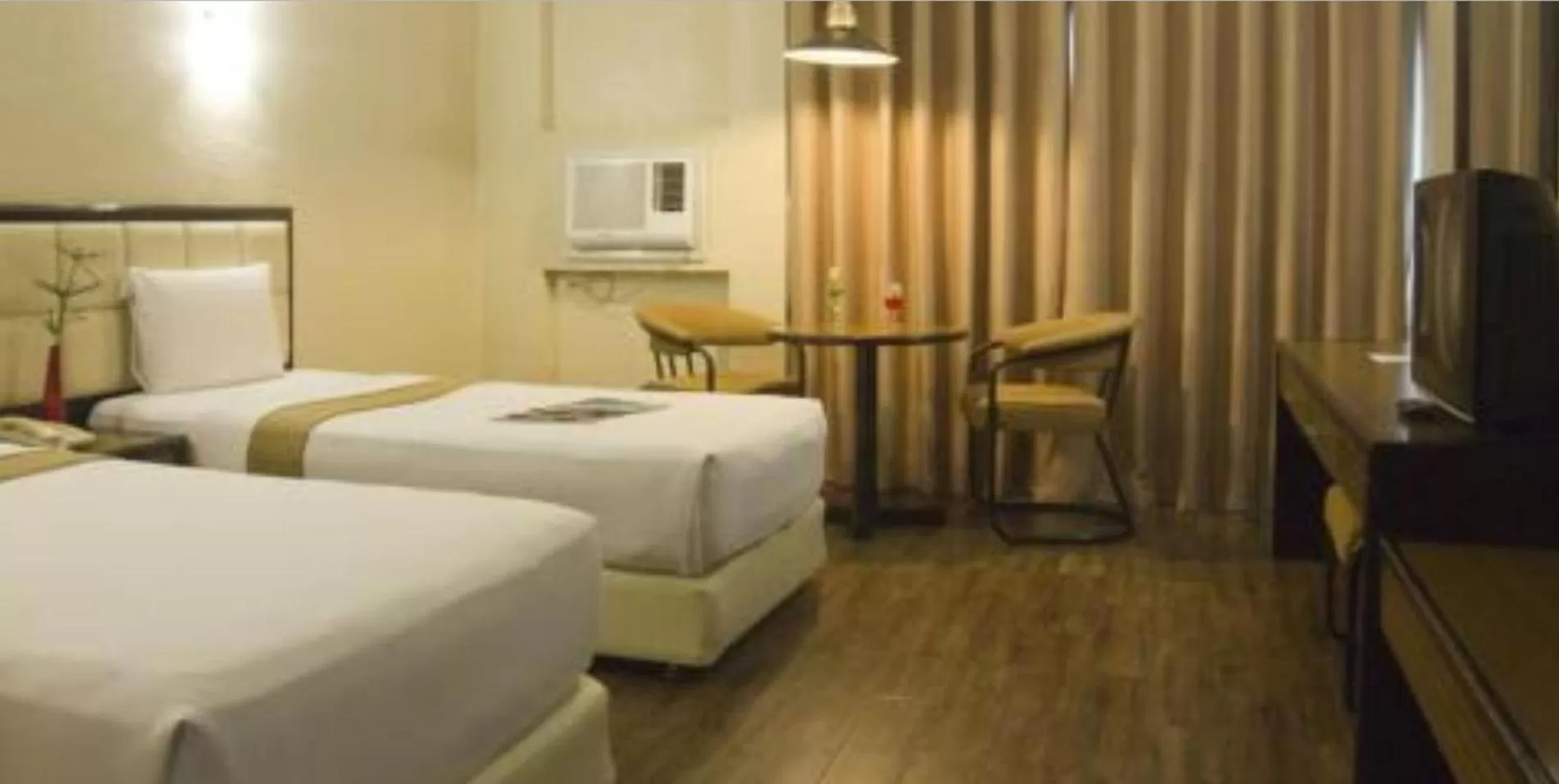 Deluxe Twin Room in Rothman Hotel