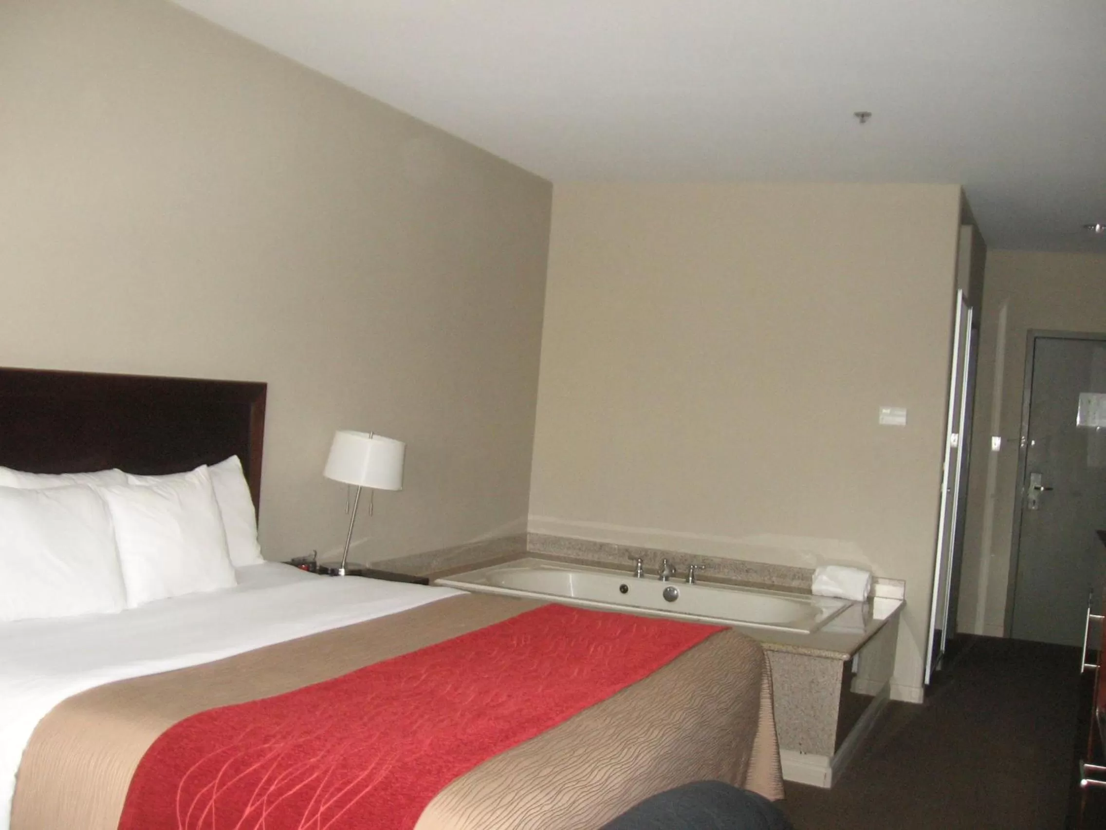 King Room with Jetted Tub, Non-Smoking in Baymont by Wyndham Columbus