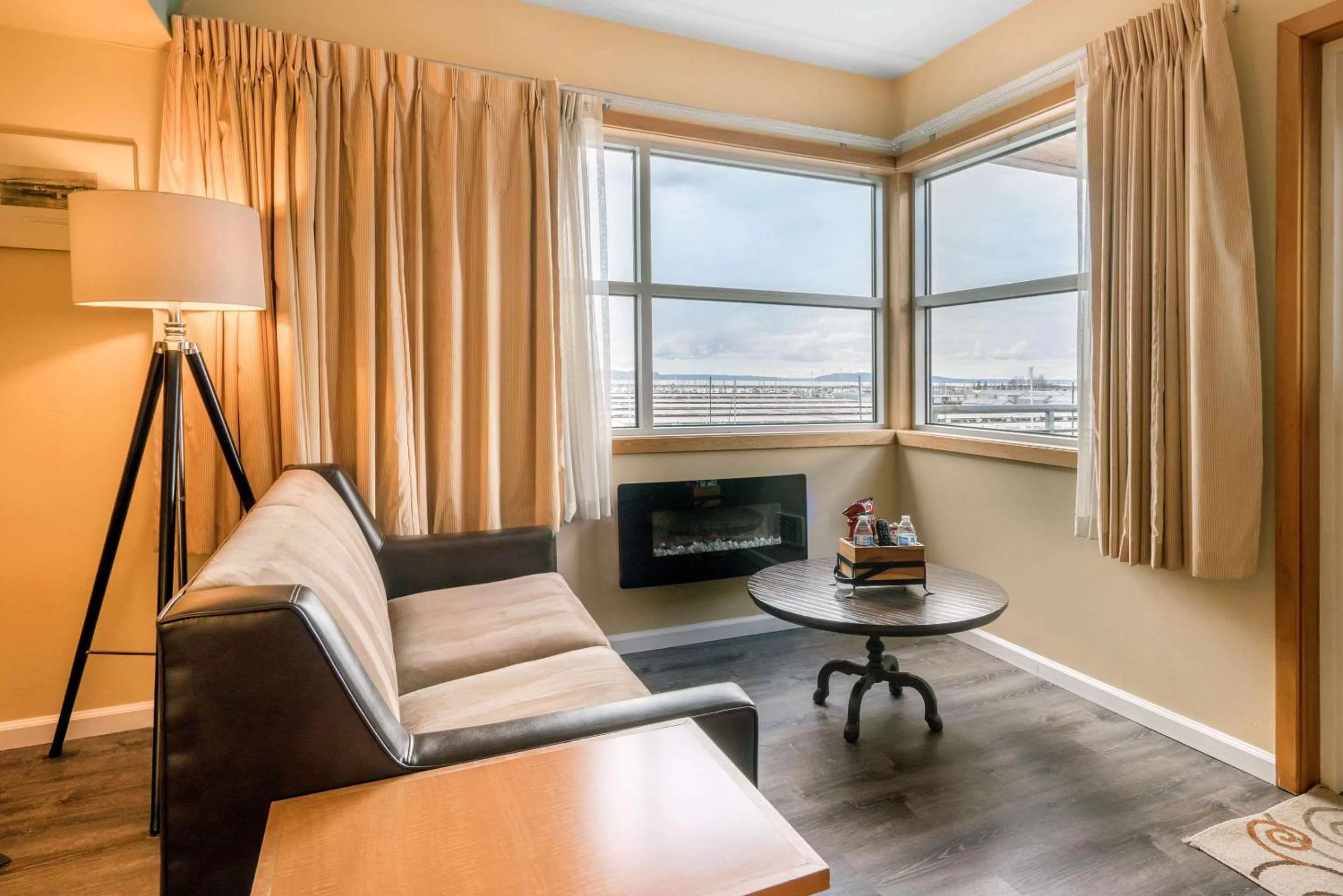 King Suite with Balcony - Non-Smoking in Inn at Port Gardner-Everett Waterfront, Ascend Hotel Collection