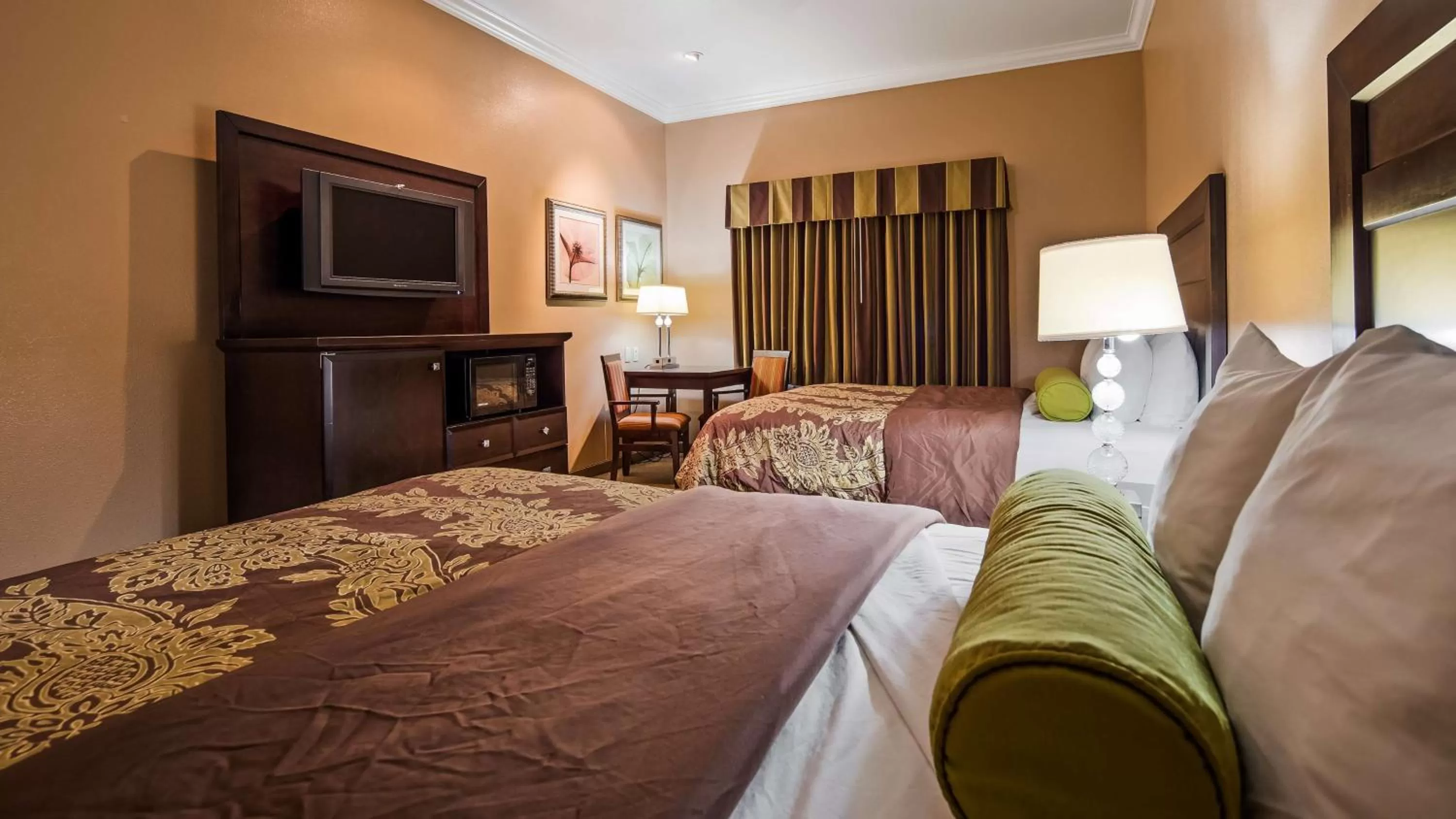 Queen Room with Two Queen Beds - Non-Smoking in Best Western Route 66 Glendora Inn