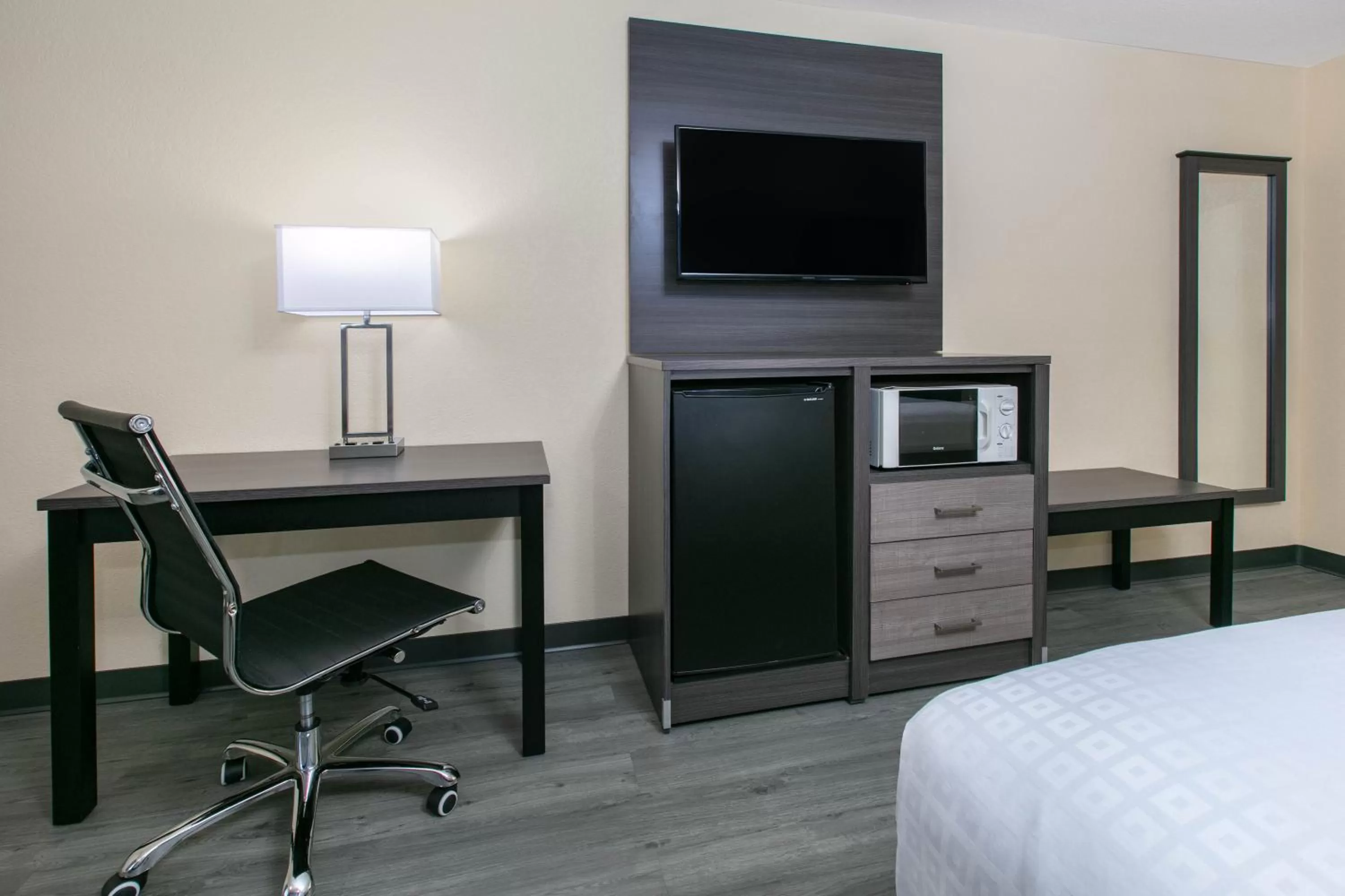 King Room with Roll-In Shower - Mobility Access/Non-Smoking in Days Inn by Wyndham Waco