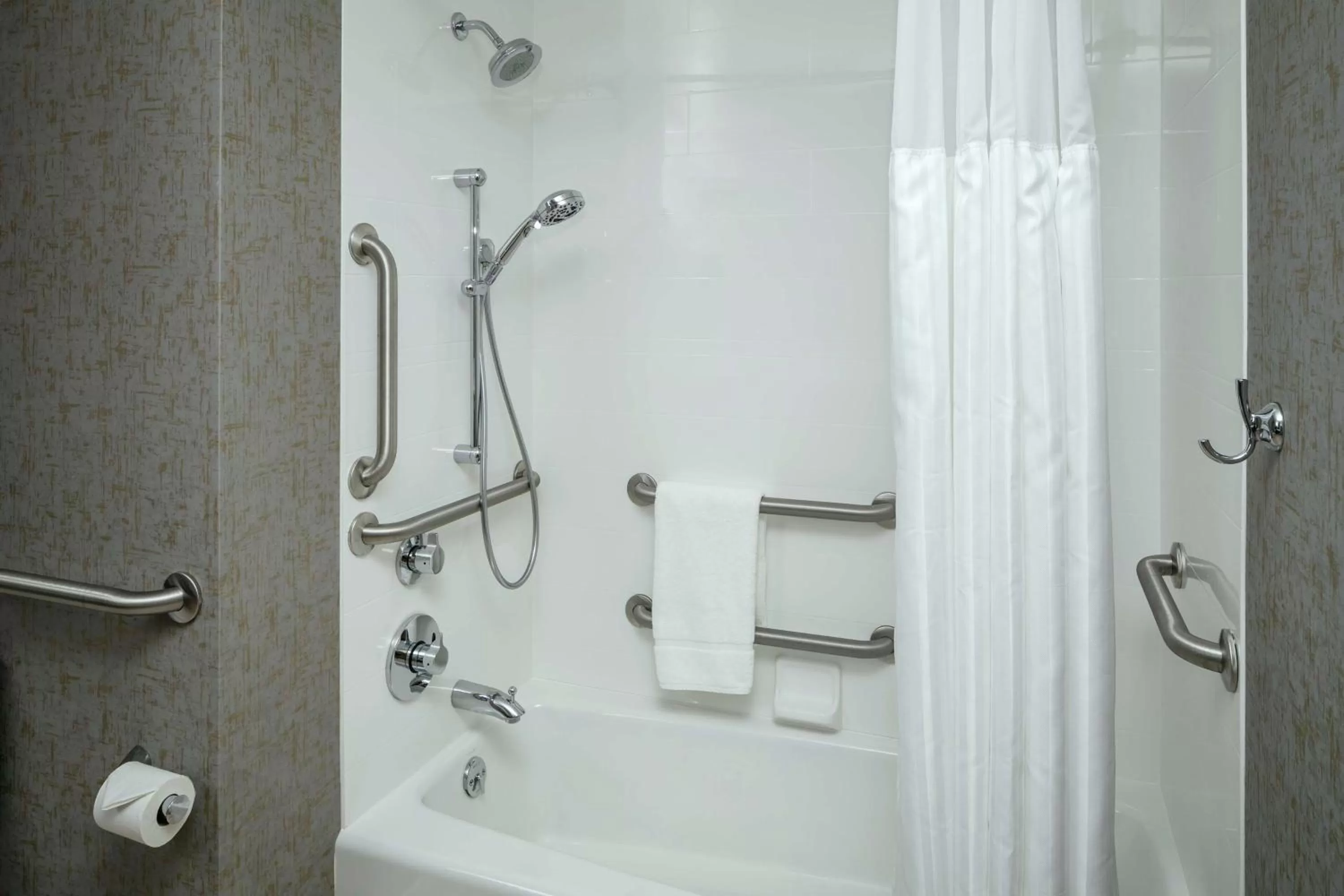 King Room with Accessible Tub - Mobility Access in Hilton Garden Inn Seattle Bellevue Downtown, WA