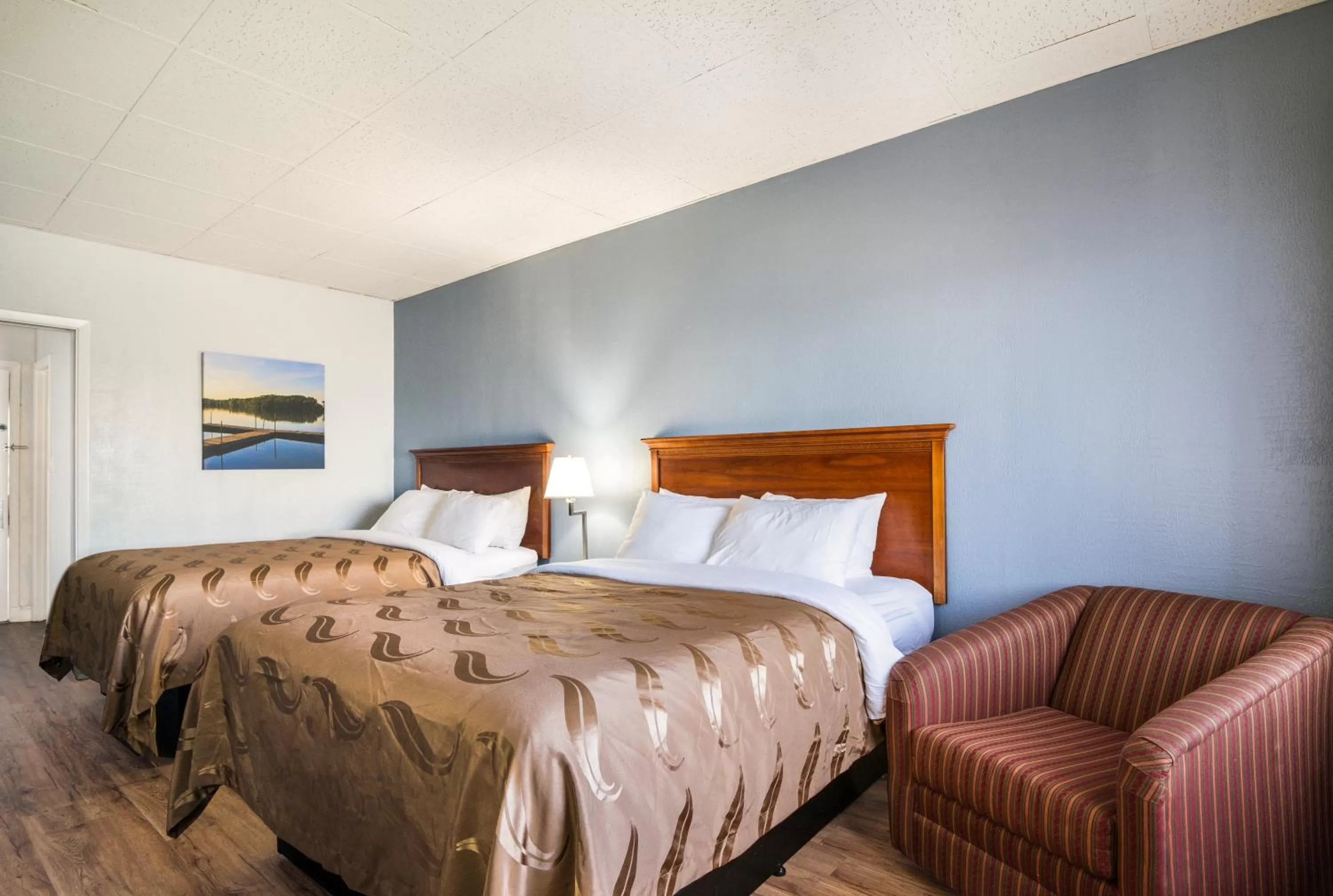 Queen Room with Two Queen Beds and Lake View - Non Smoking/Top Floor in Quality Inn - On The Lake Clarksville-Boydton