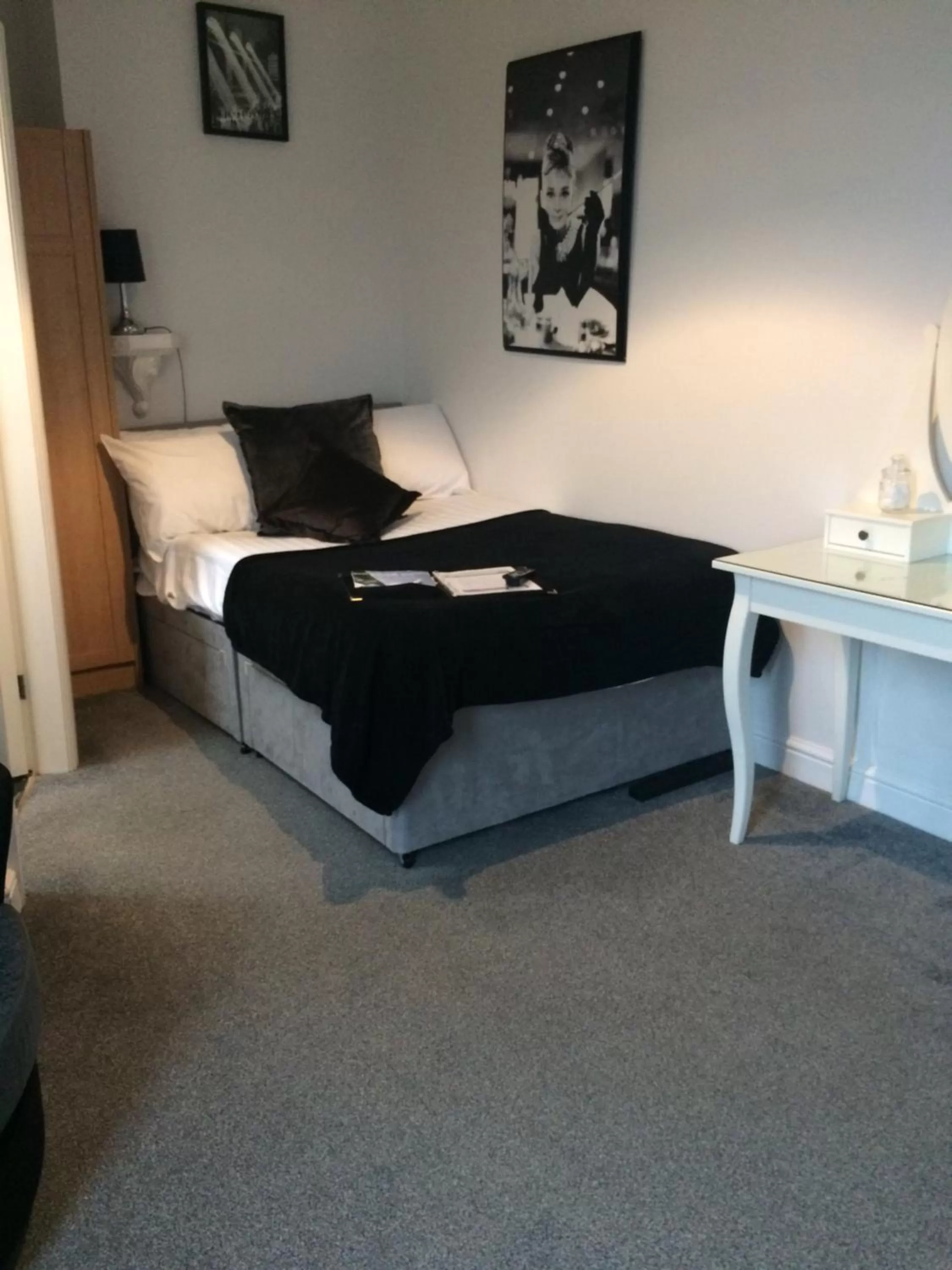 Single Room in The Whittington and Cat