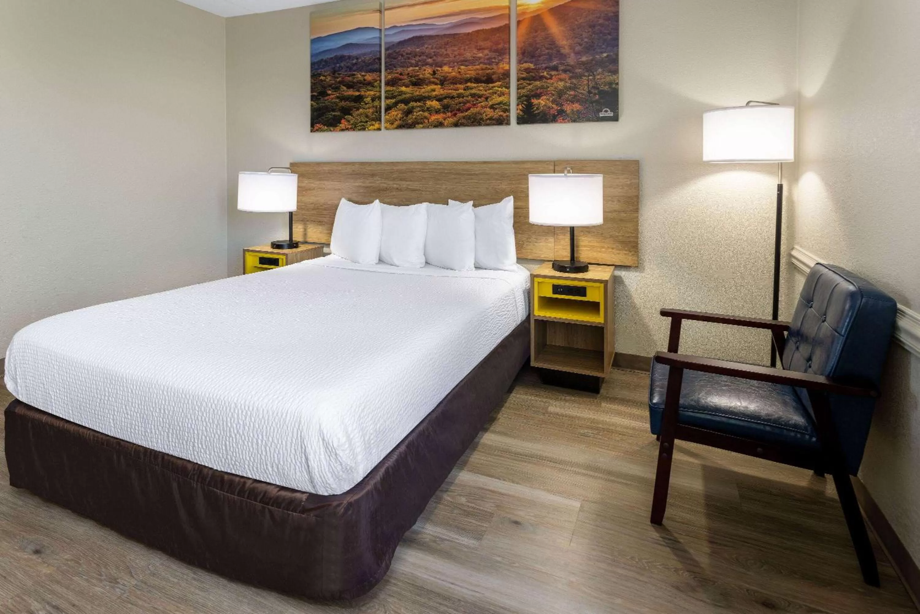 Queen Room - Smoking in Days Inn by Wyndham Winchester