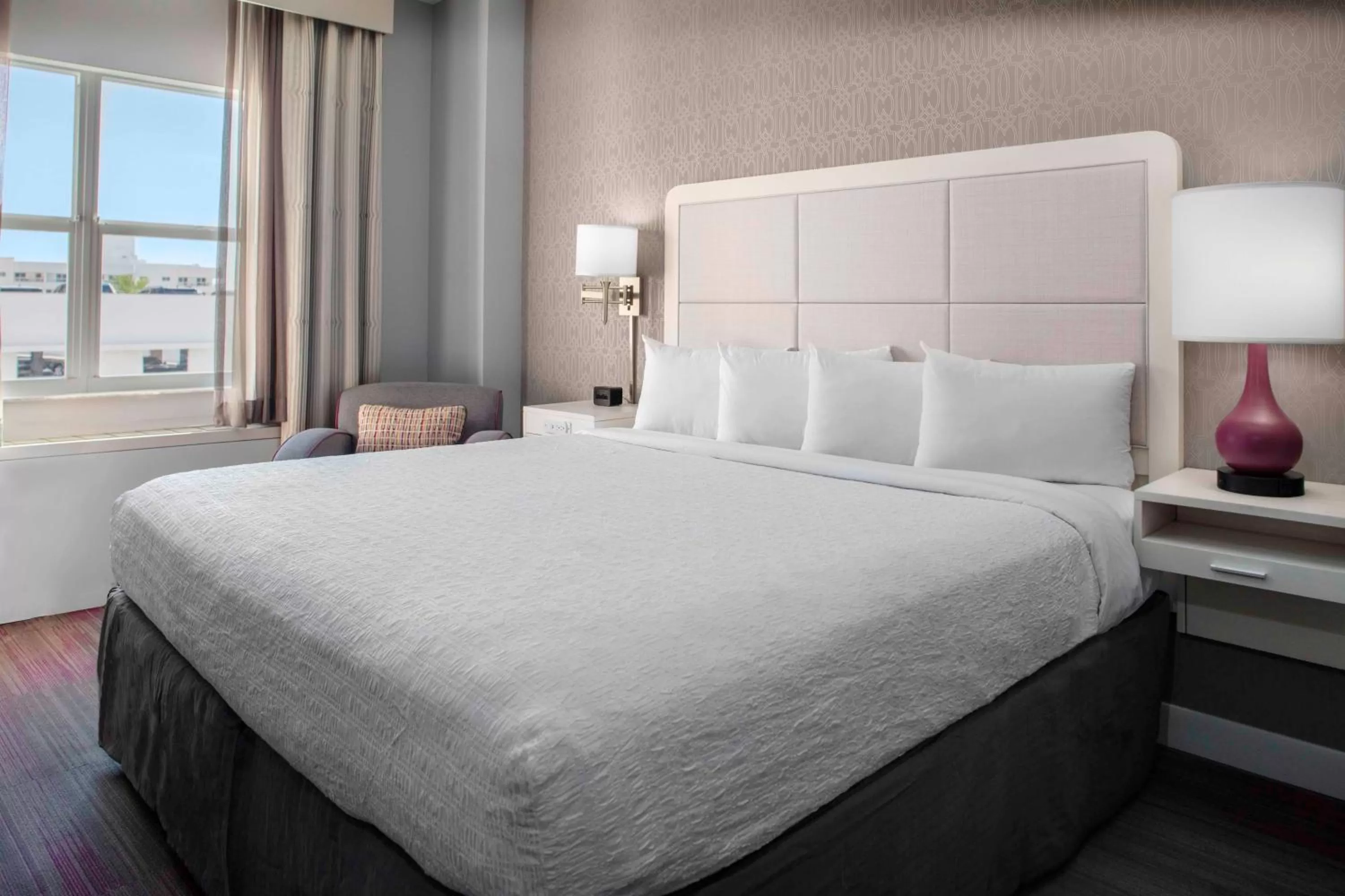 King Room with Courtyard View in Hotel Continental Miami Beach, Tapestry Collection by Hilton