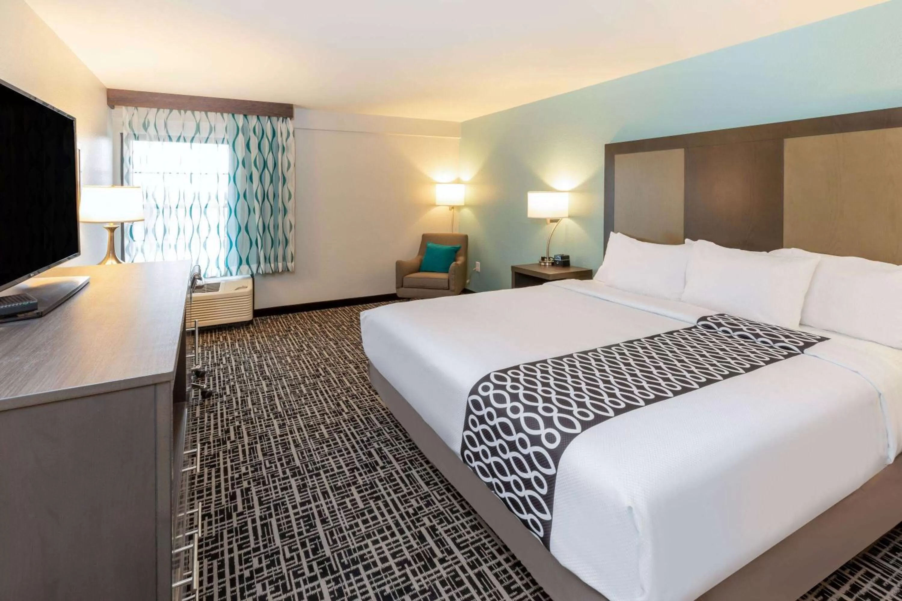 King Room with Roll-in Shower - Mobility Access/Non-Smoking in La Quinta by Wyndham Jonesboro