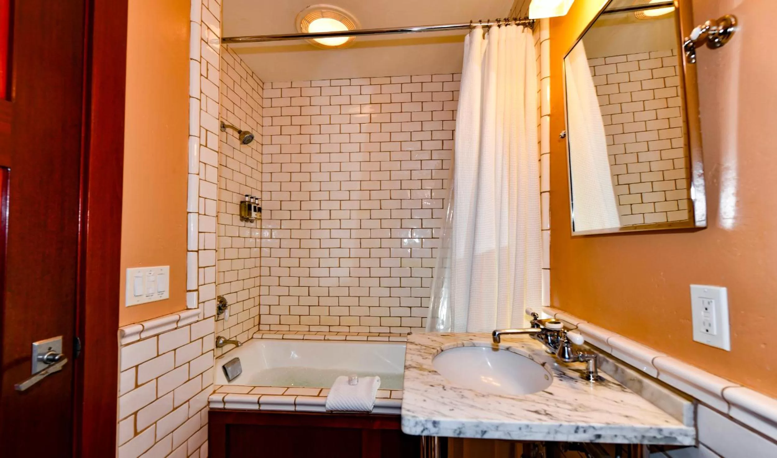 Deluxe King Room in Blackbird Inn