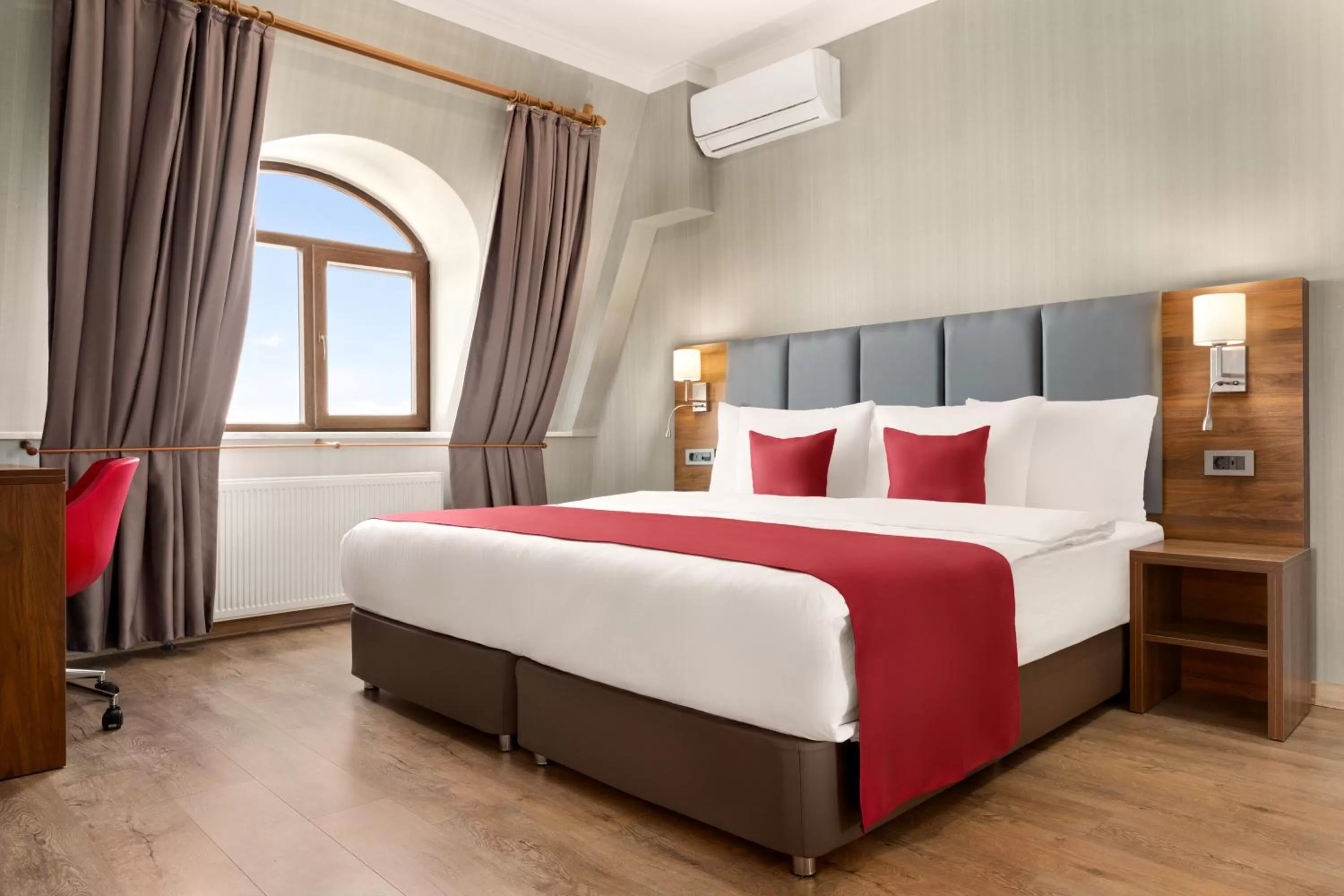 King Suite - single occupancy - Non-Smoking in Ramada by Wyndham Van