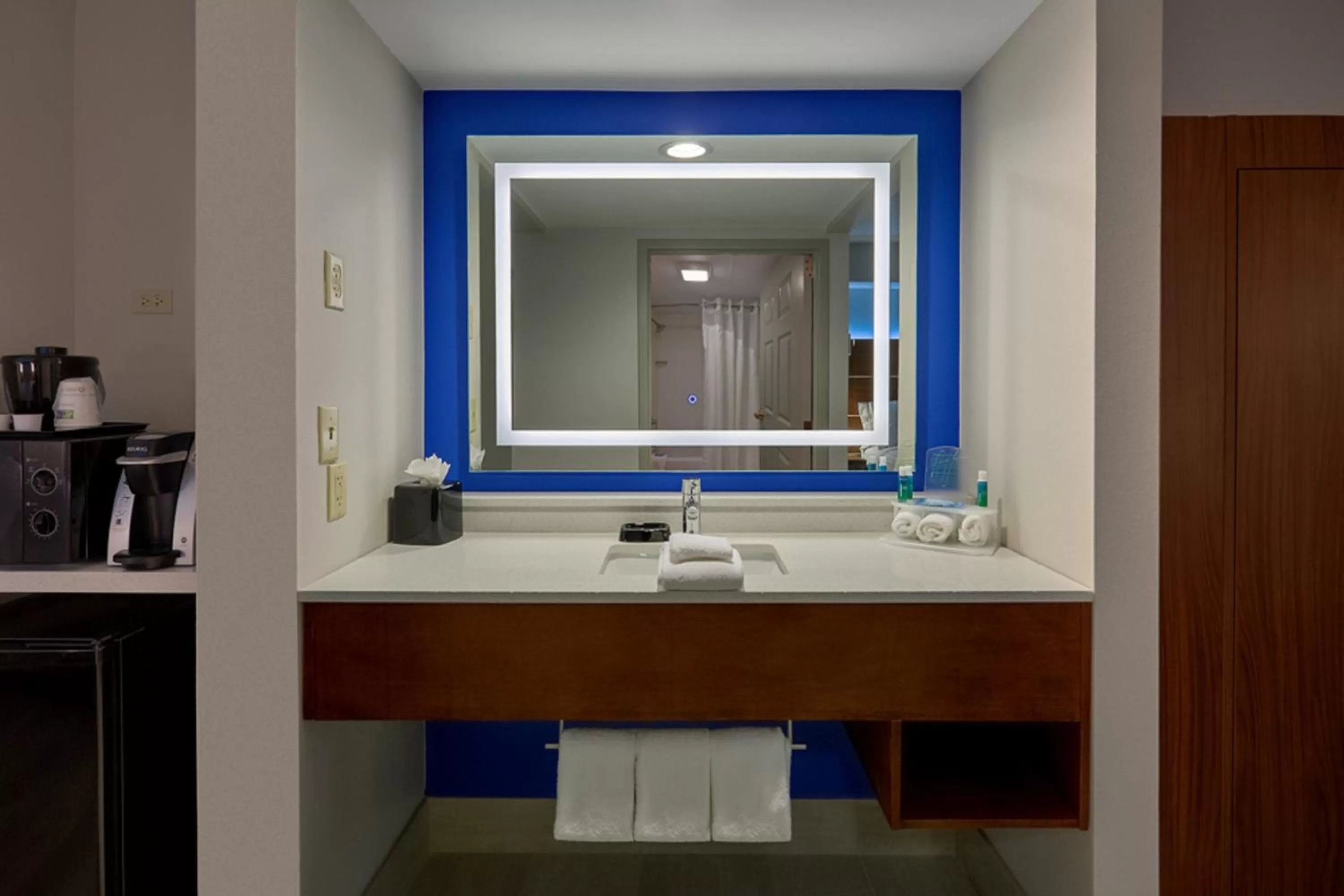 Queen Room - Mobility Accessible in Holiday Inn Express Pigeon Forge – Sevierville by IHG