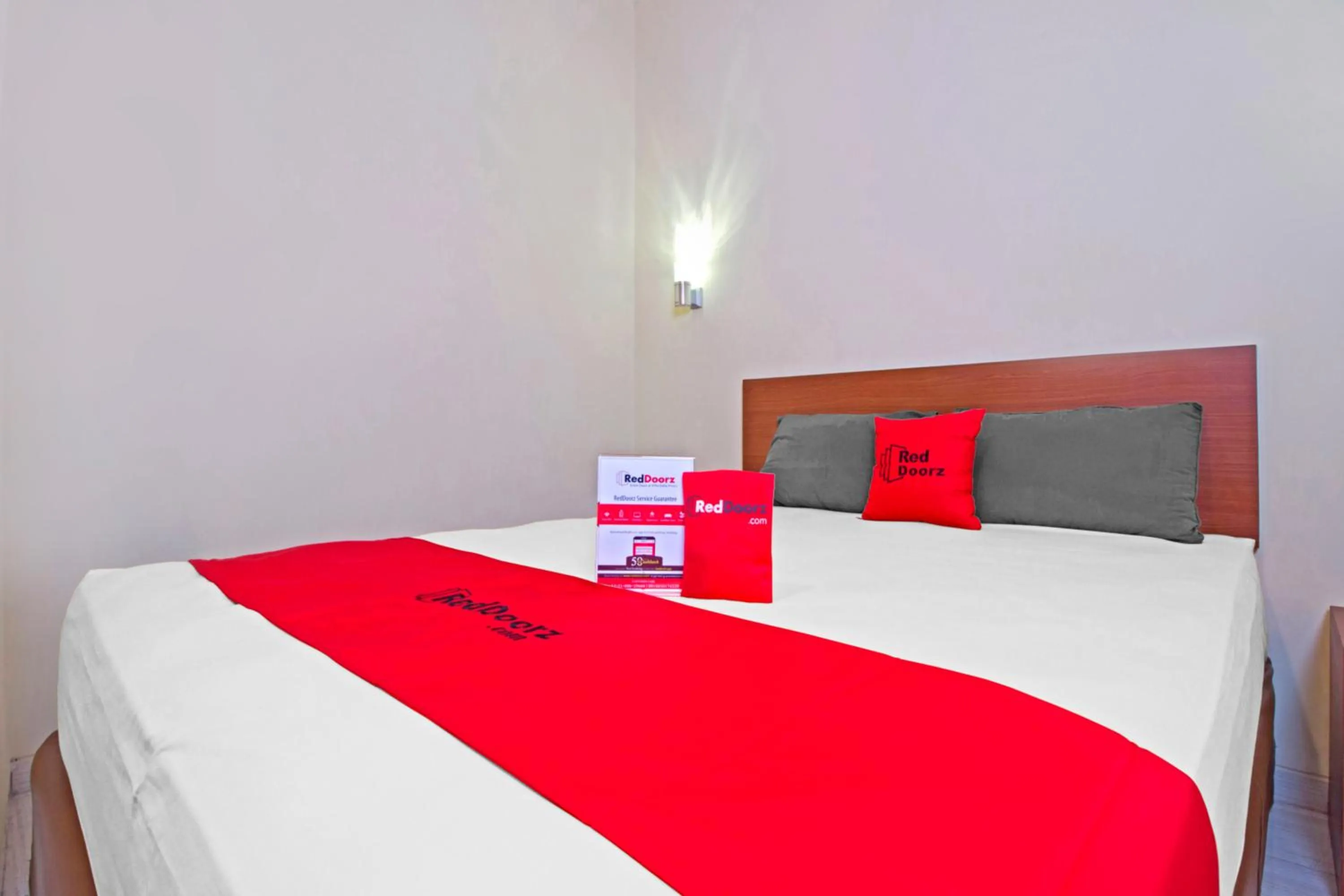 Deluxe Room in RedDoorz near Trans Studio Mall 2