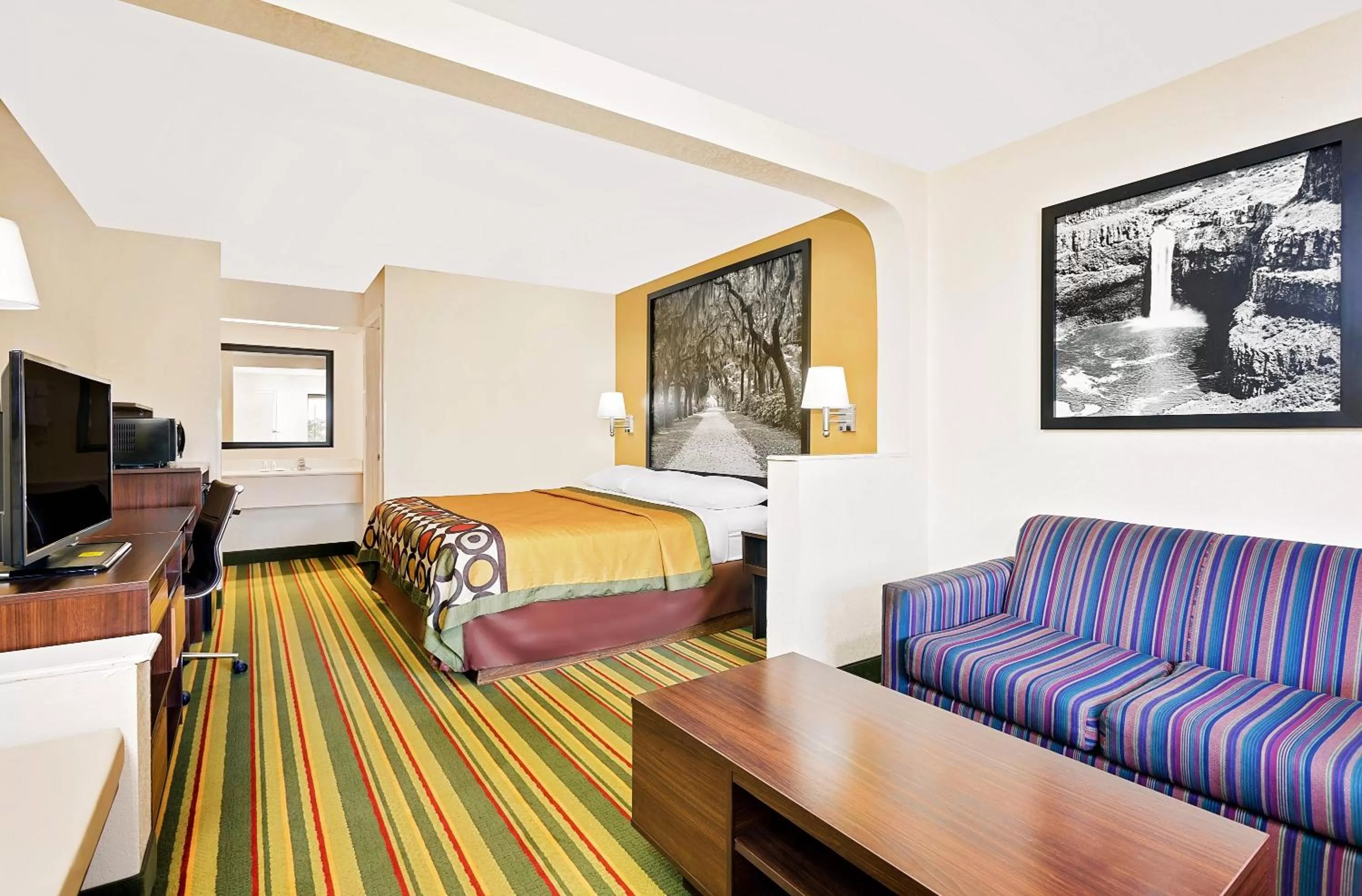 Deluxe Queen Room - Mobility Access- Non-Smoking in Super 8 by Wyndham Byron/South Macon
