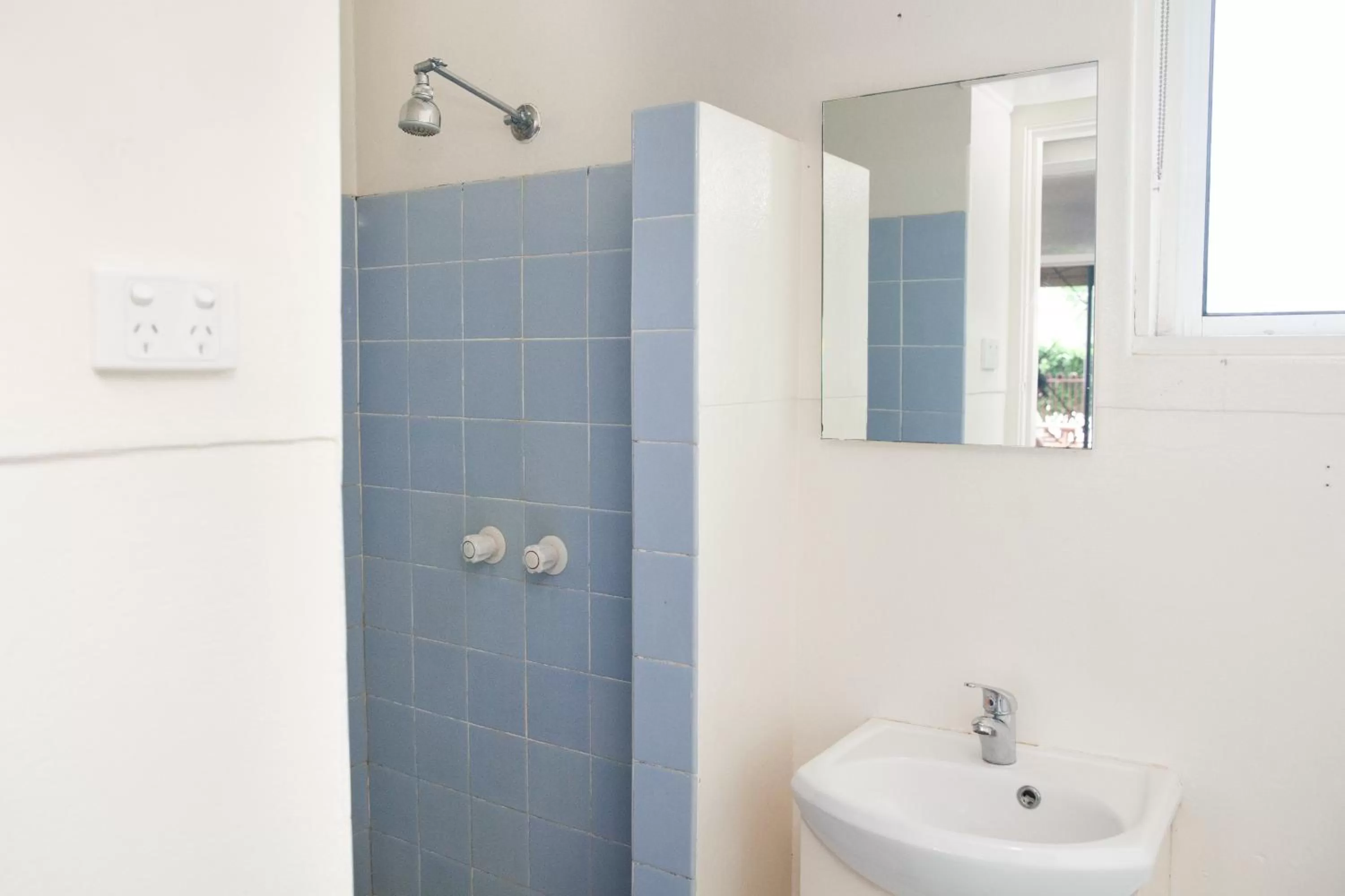 Twin Room with Private Bathroom in Royal Hotel Singleton